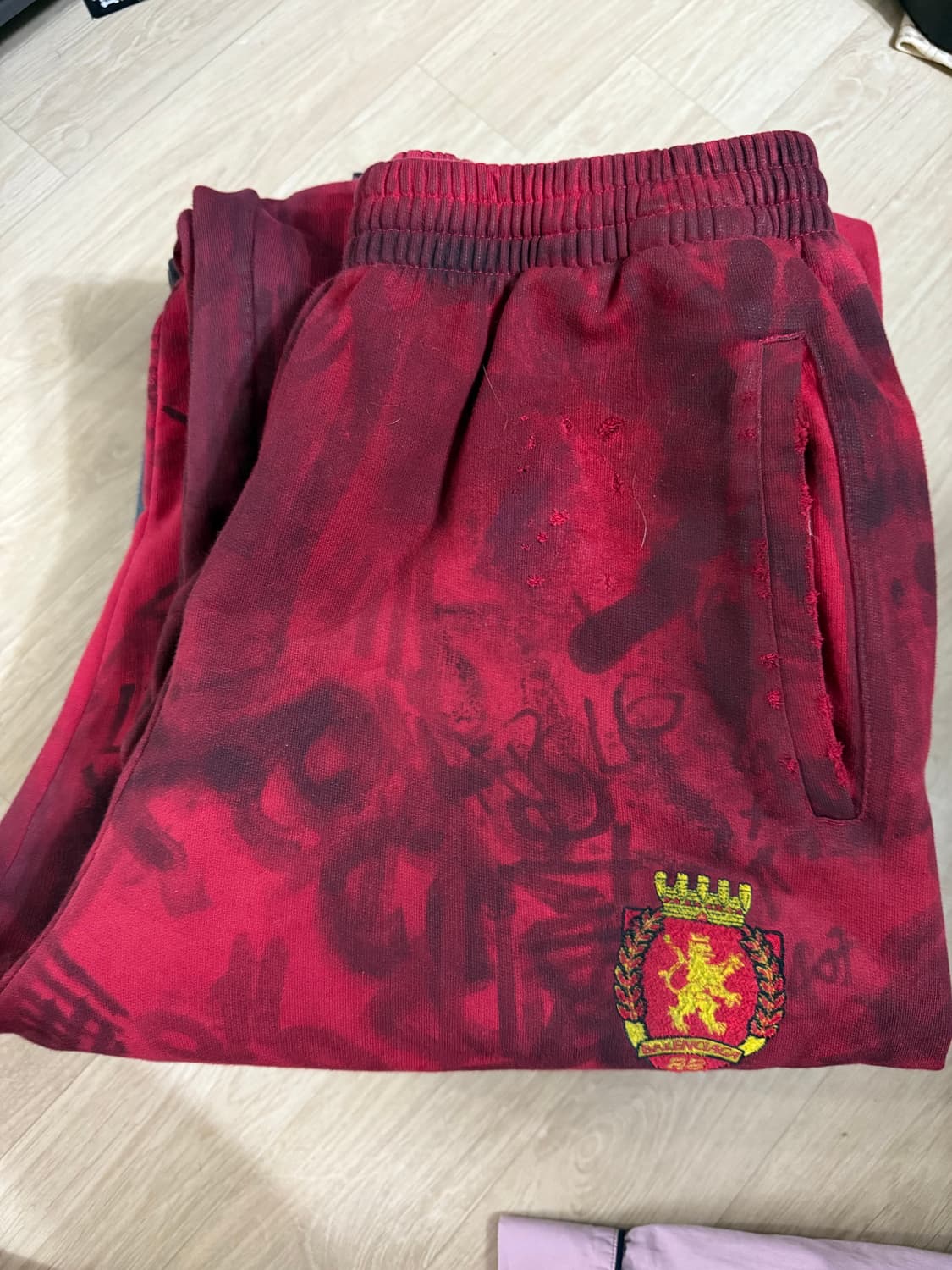 발렌시아가 그래피티 스케이터 배기 스웨트진 레드 상품이미지6