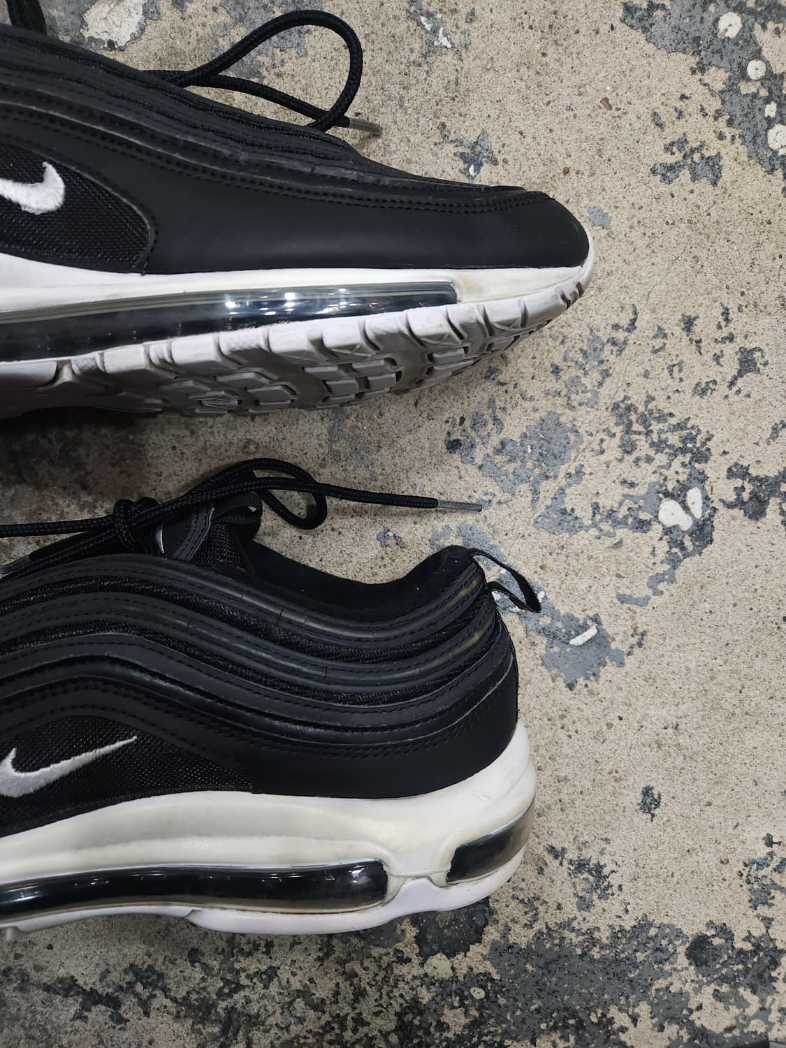 나이키 에어맥스97 블랙 화이트 305mm

 상품이미지6