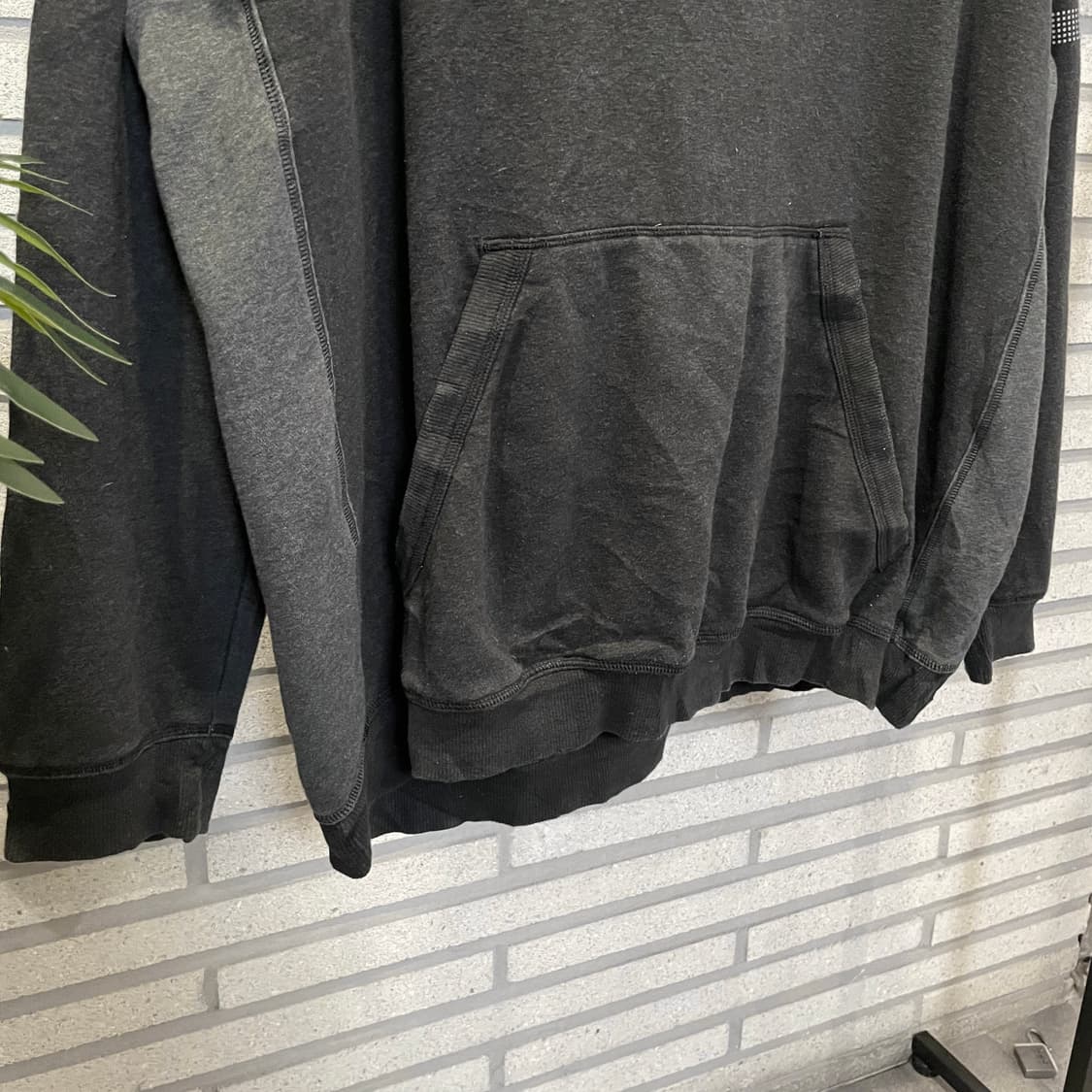 아디다스 후드티 오리지널 로고 배색 소매 삼선 디테일 블랙 상품이미지5