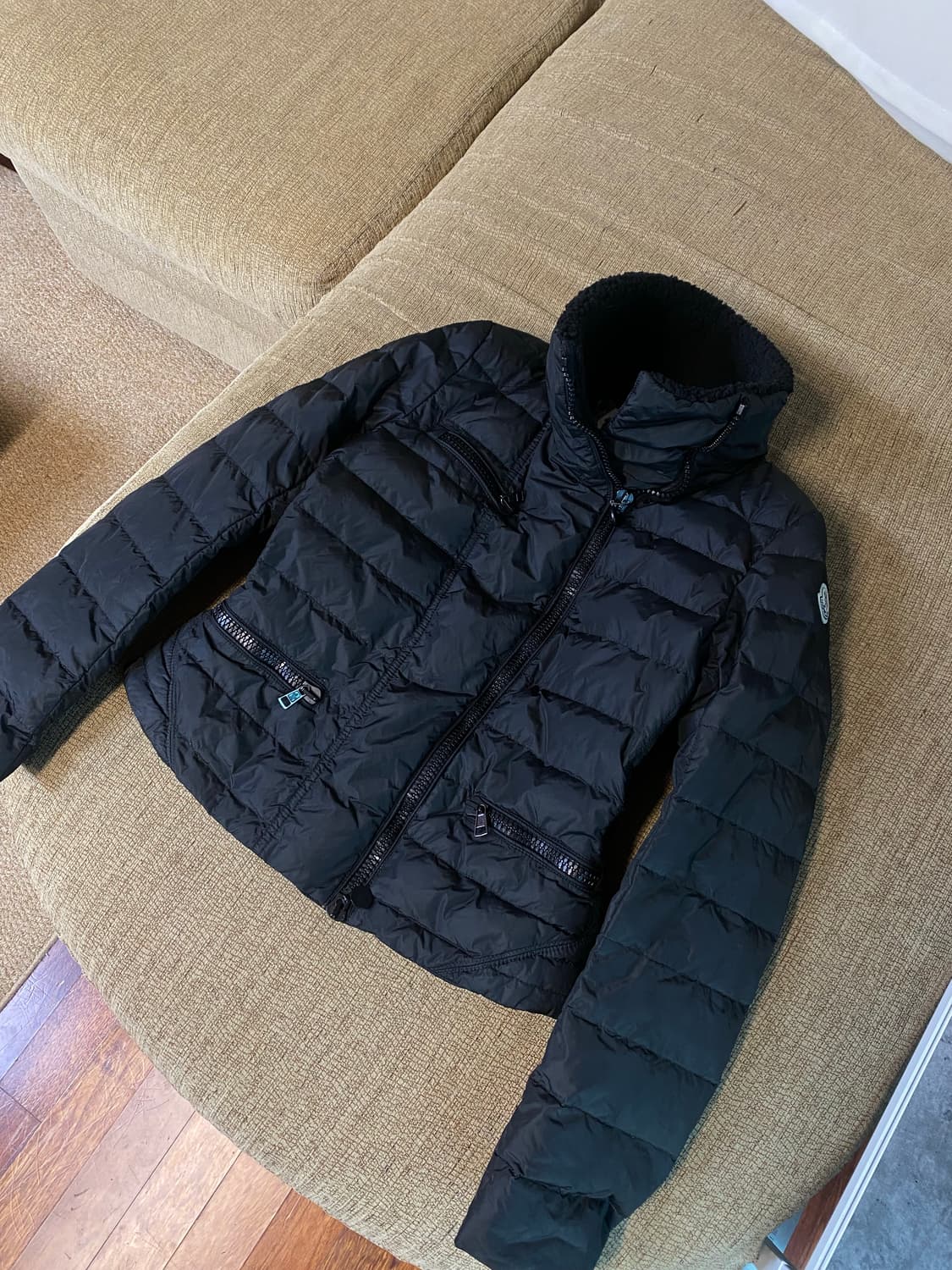 몽클레르 몽클레어 프레네 블랙 양털 카라 다운패딩 상품이미지4