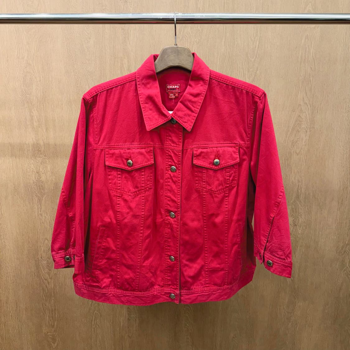 챕스 트러커 데님 자켓 로고 가죽 패치 소매 버튼 디테일 레귤러핏 레드 상품이미지2