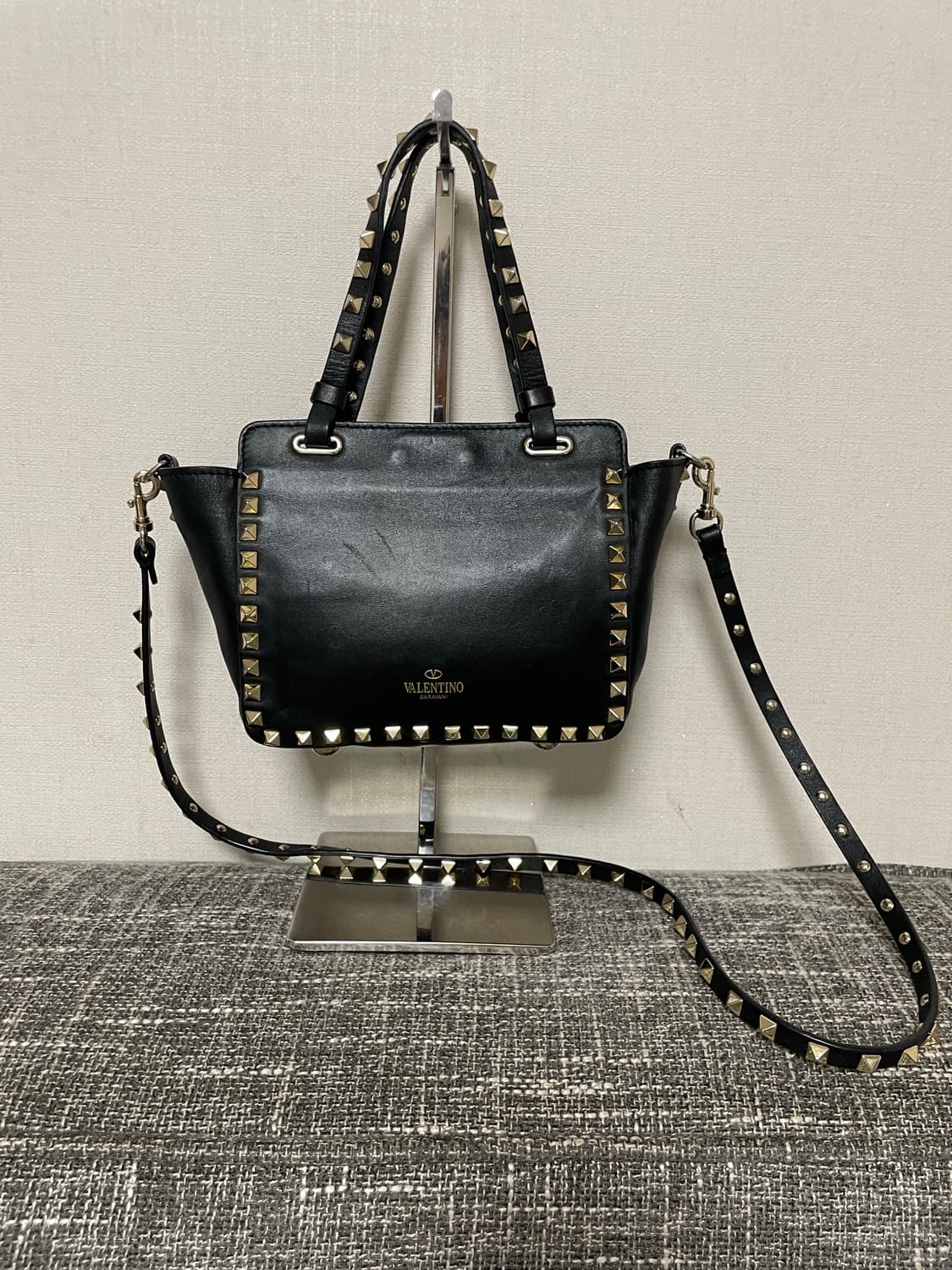 발렌티노 락스터드 블랙 미니 토트백 정품 상품이미지1
