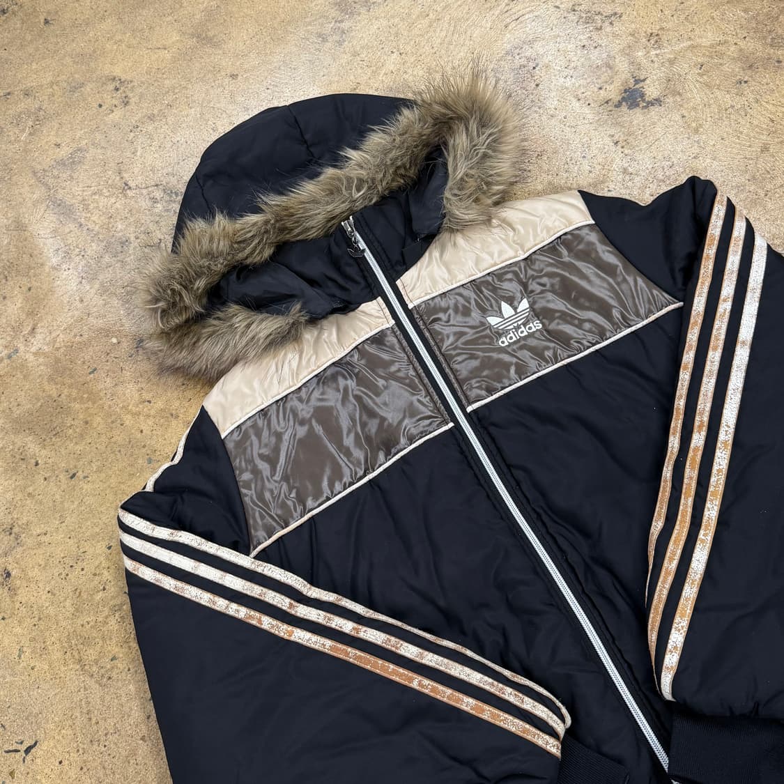 아디다스 블랙 브라운 털 숏패딩  상품이미지1