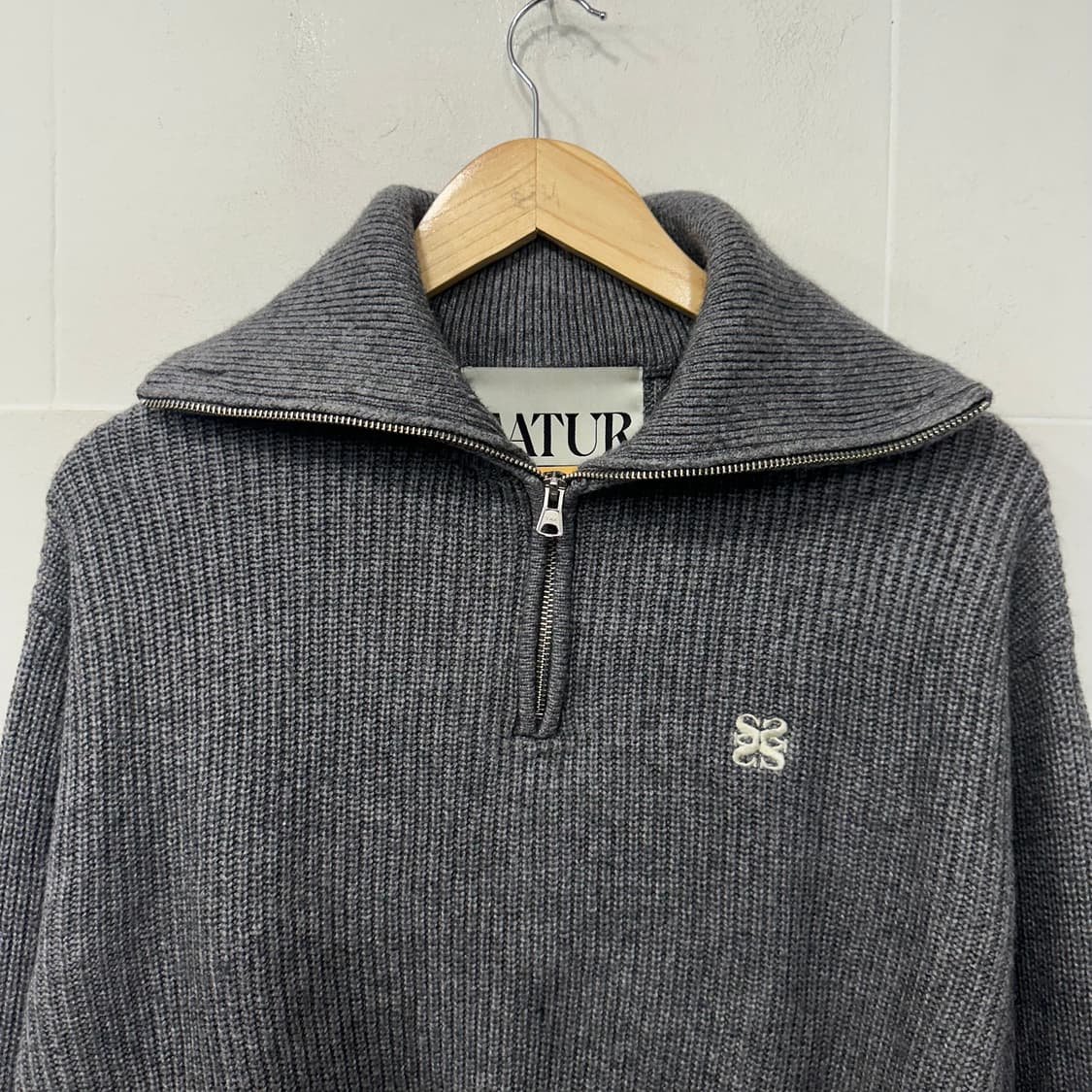 세터 버튼 업 세일러니트 하프집업 상품이미지2