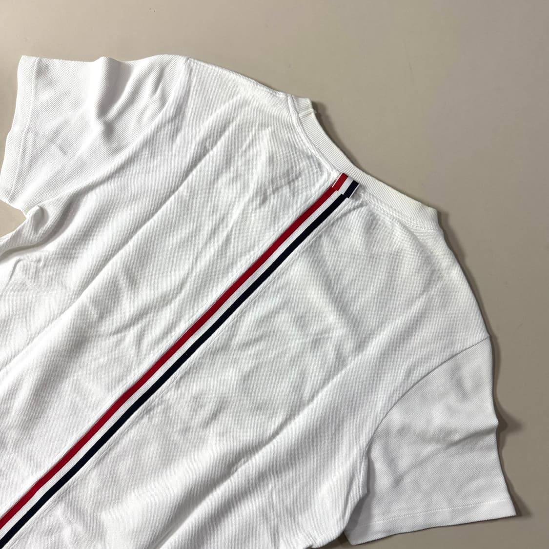 [2/당일출고]톰브라운 백삼선 반팔 상품이미지1