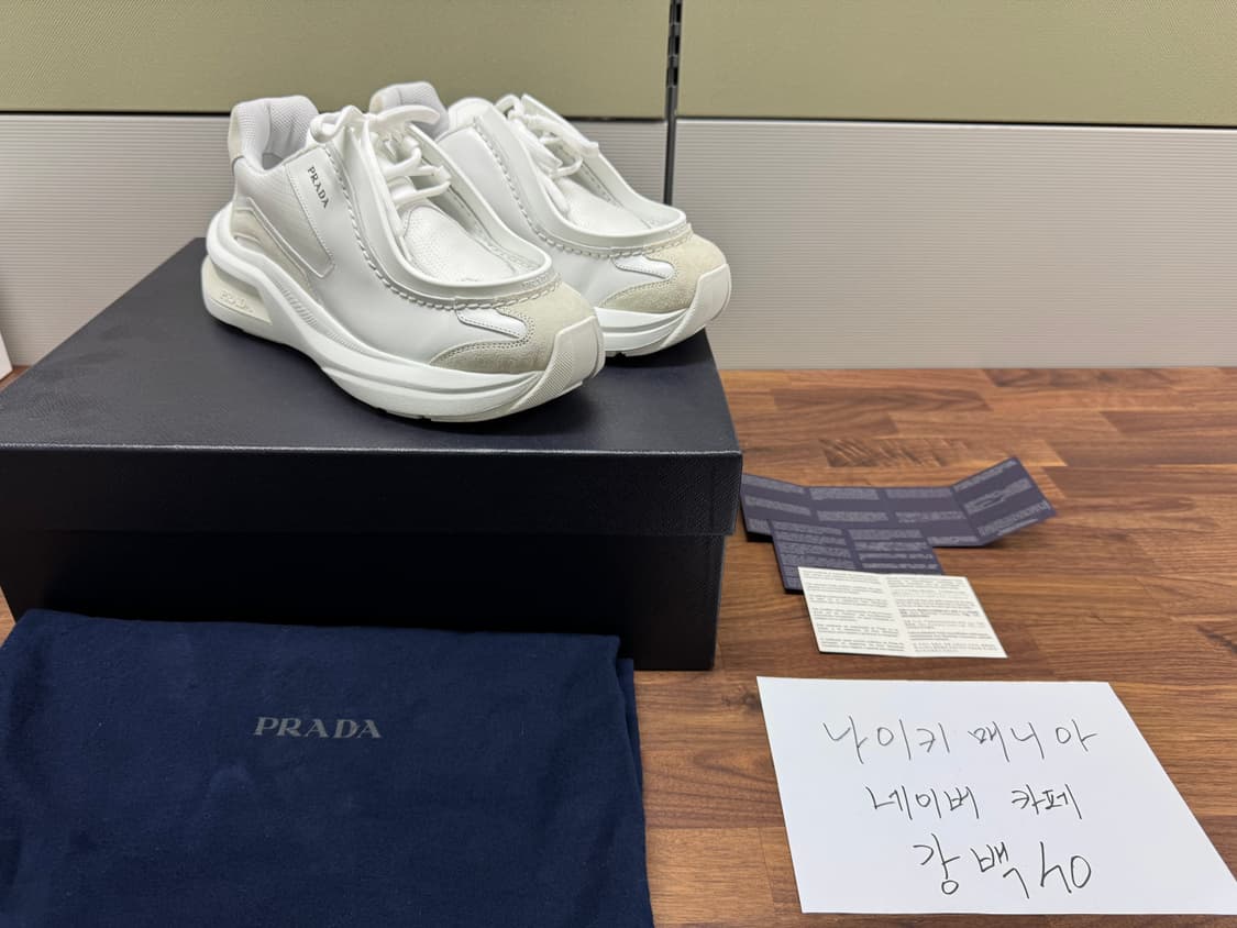 [UK 8] 프라다 브러시드 레더 패널 청키 스니커즈 화이트 상품이미지1