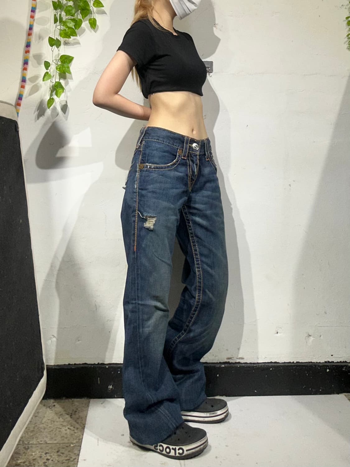 트루 릴리전 진청 부츠컷 워싱 데미지 플레어진 자수 와이드 데님 팬츠 상품이미지1