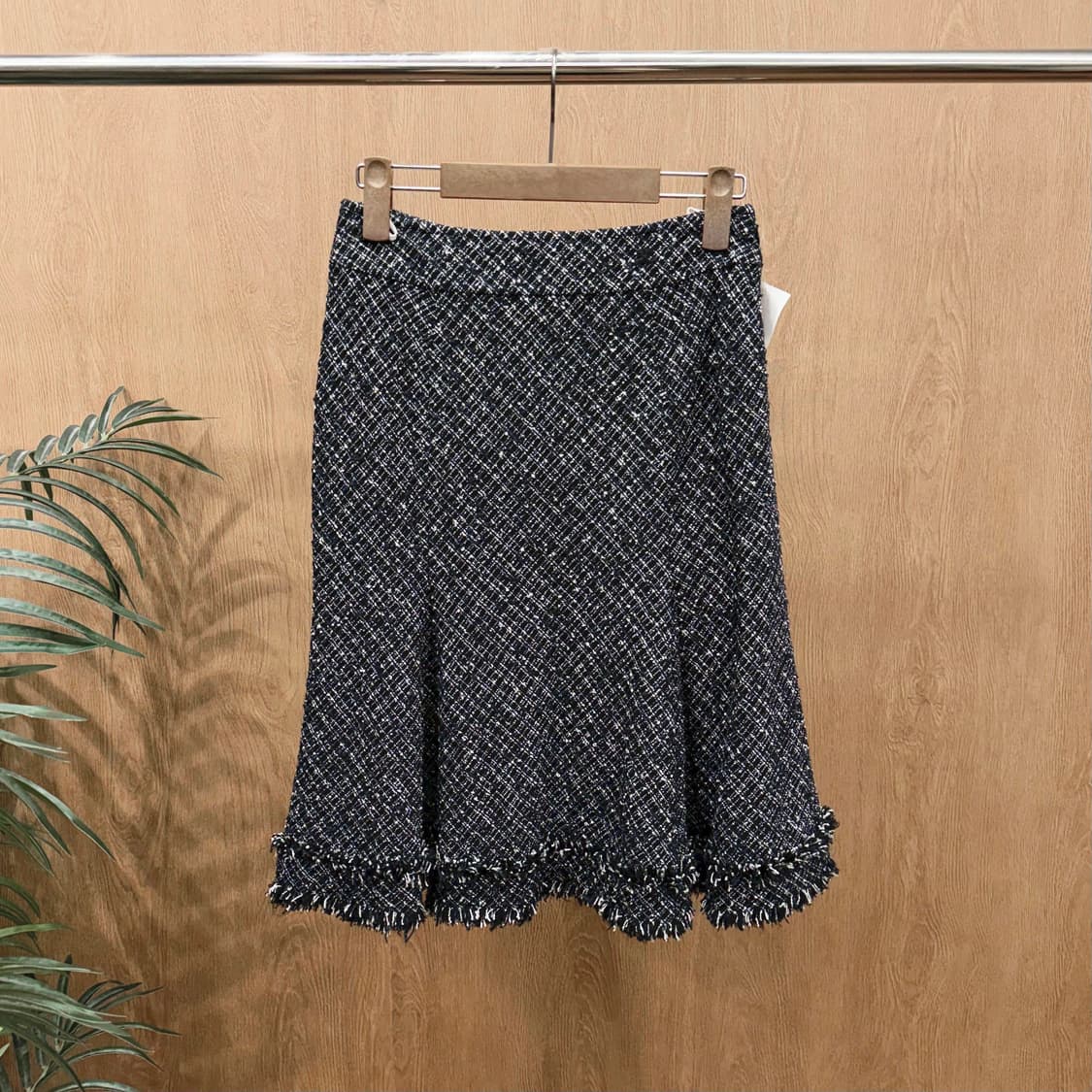 꾸레쥬 트위드 미디 스커트 밑단 프린지 디테일 플레어핏 블랙 상품이미지1