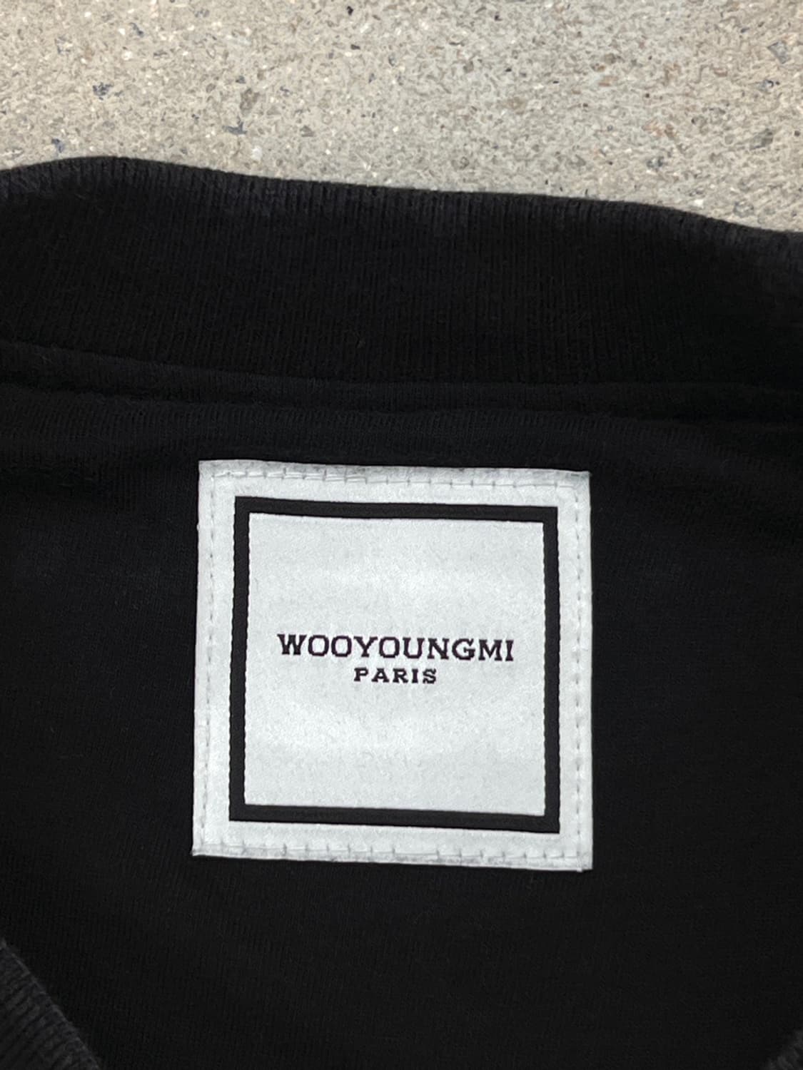 우영미 스퀘어라벨 블랙 맨투맨 상품이미지8