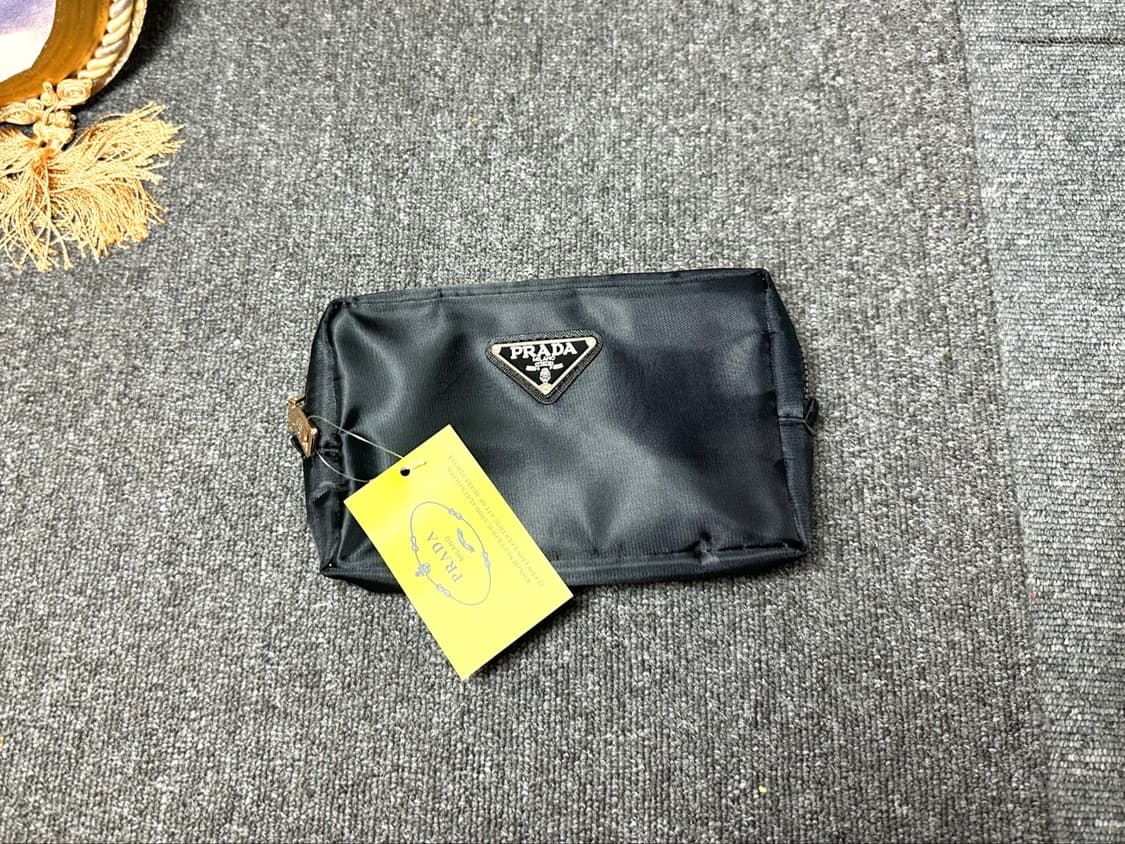 프라다뷰티 심플 사각 파우치 블랙  상품이미지3