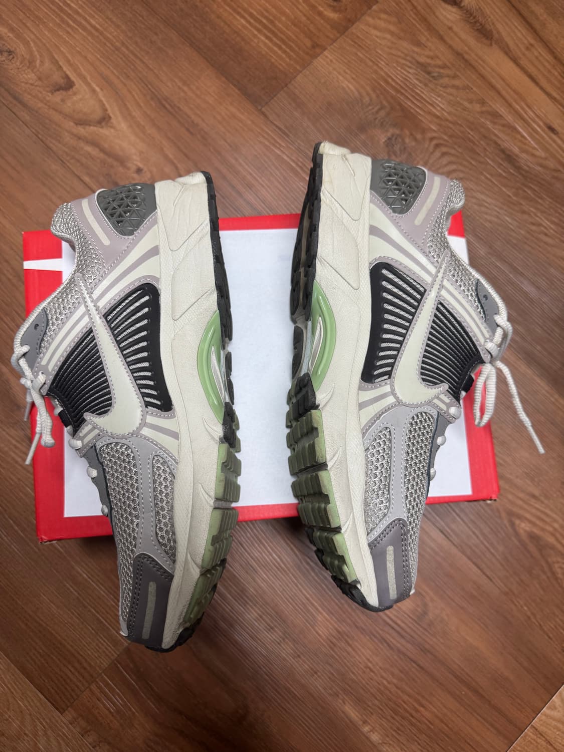 w(우먼스) 나이키 줌 보메로5 코블스톤 / 285사이즈 / 박스O 상품이미지3