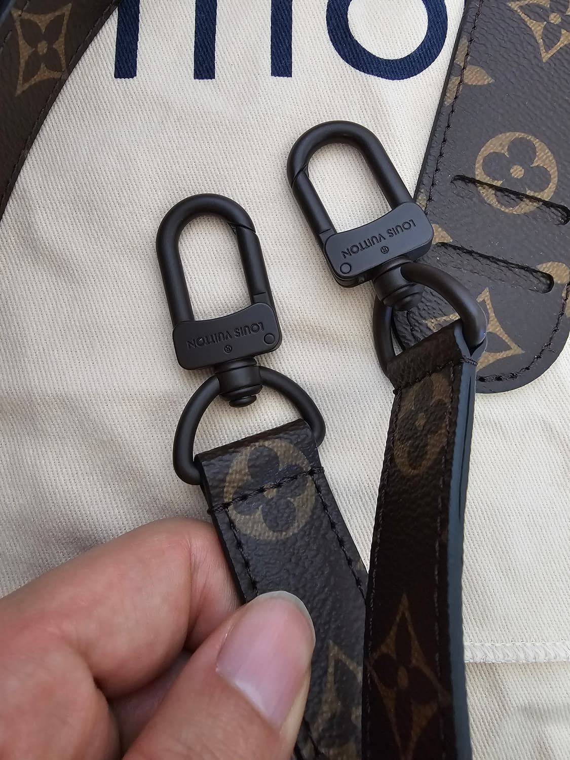 루이비통 버질아블로 투명 다미에 모노그램 키폴25 크로스백 상품이미지5