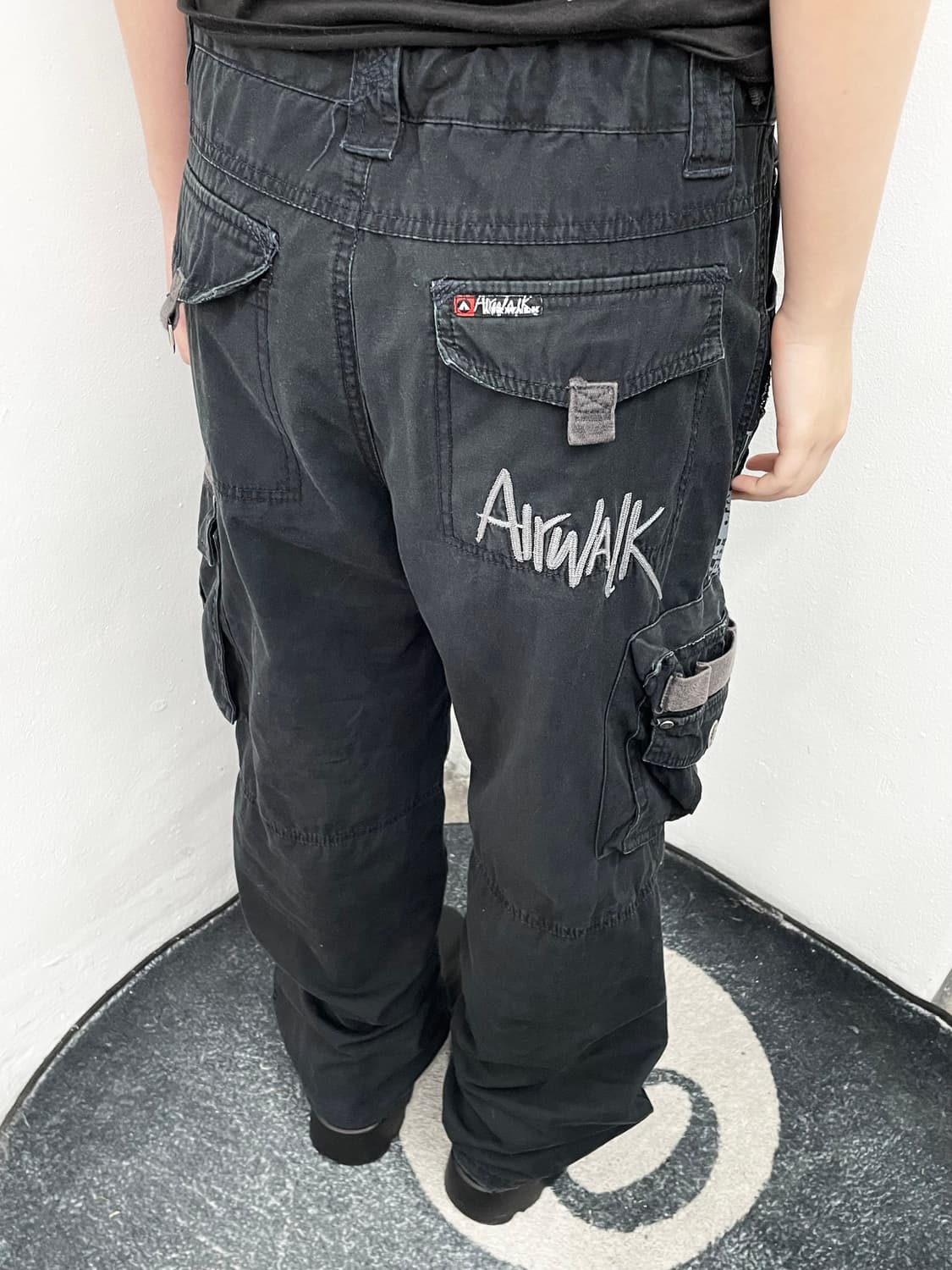 블랙 워크 자수 포켓 카고팬츠 상품이미지4