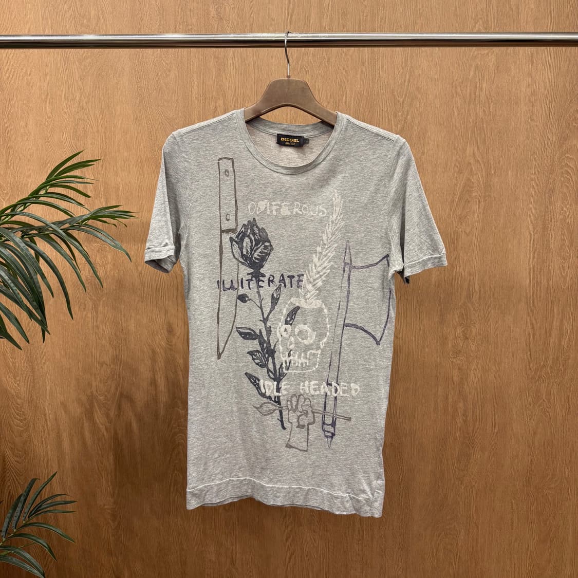 디젤 반팔 티셔츠 블랙골드 스컬 그래픽 프린팅 디테일 코튼 그레이 상품이미지1