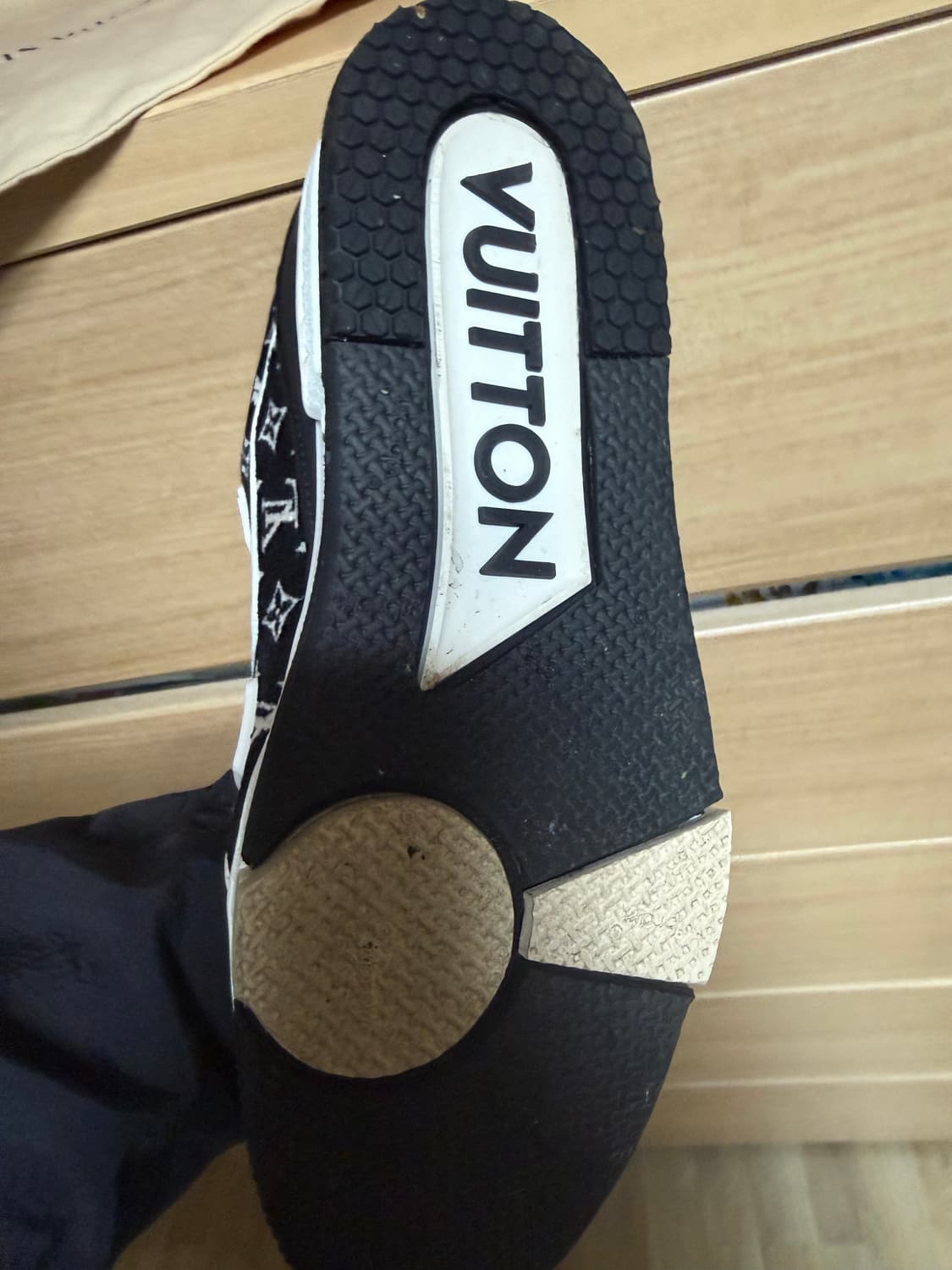 (새상품급)루이비통 모노그램 벨벳 트레이너 8.5size 상품이미지3