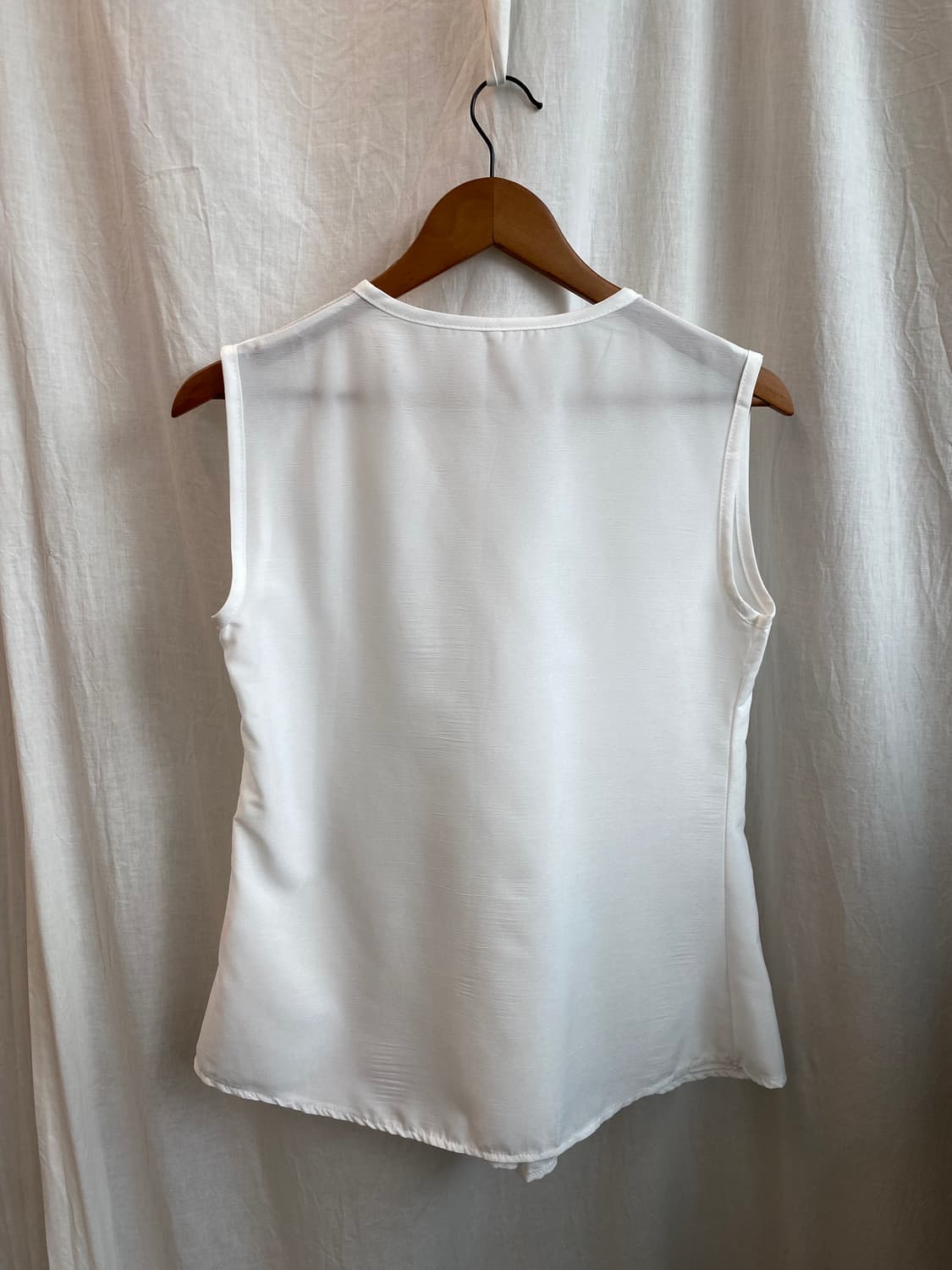 브이넥 화이트 슬리브리스탑(M) 상품이미지3