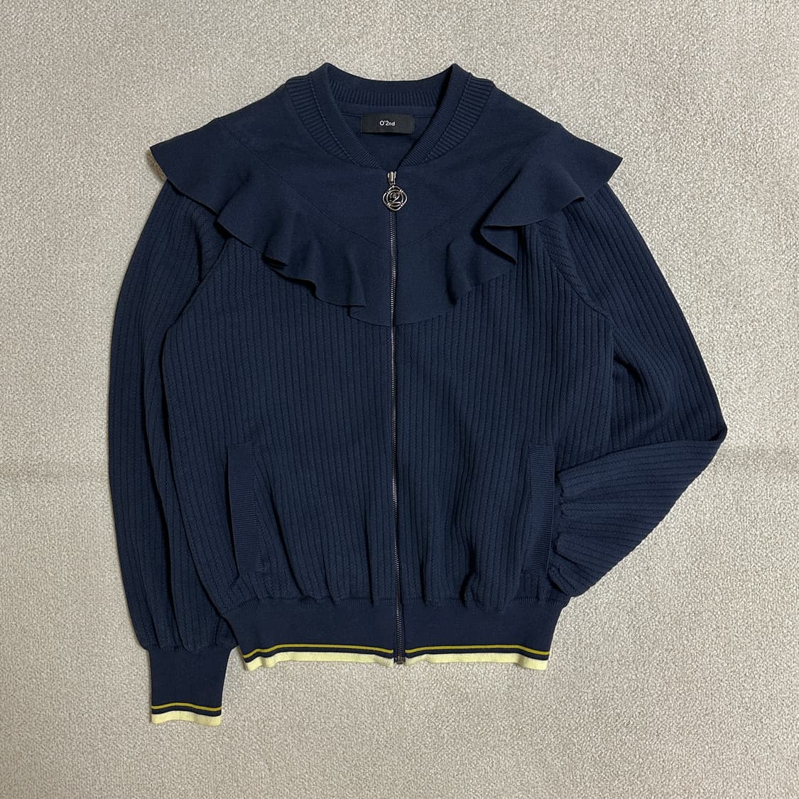 오즈세컨 프릴 컬러 라인 니트 집업 상품이미지1