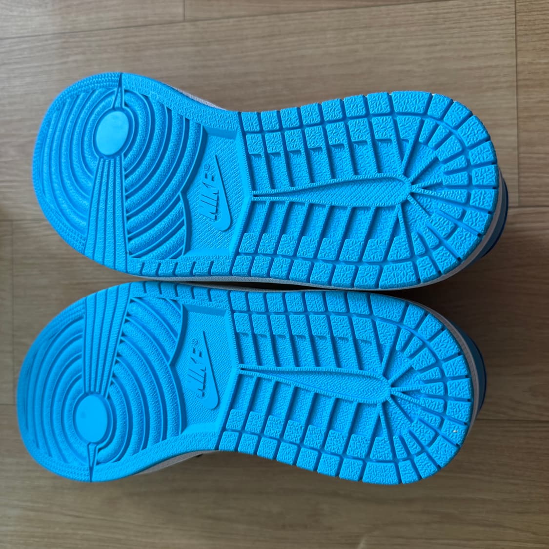 조던 1 레트로 로우 OG 블랙 앤 다크 파우더 블루 상품이미지7