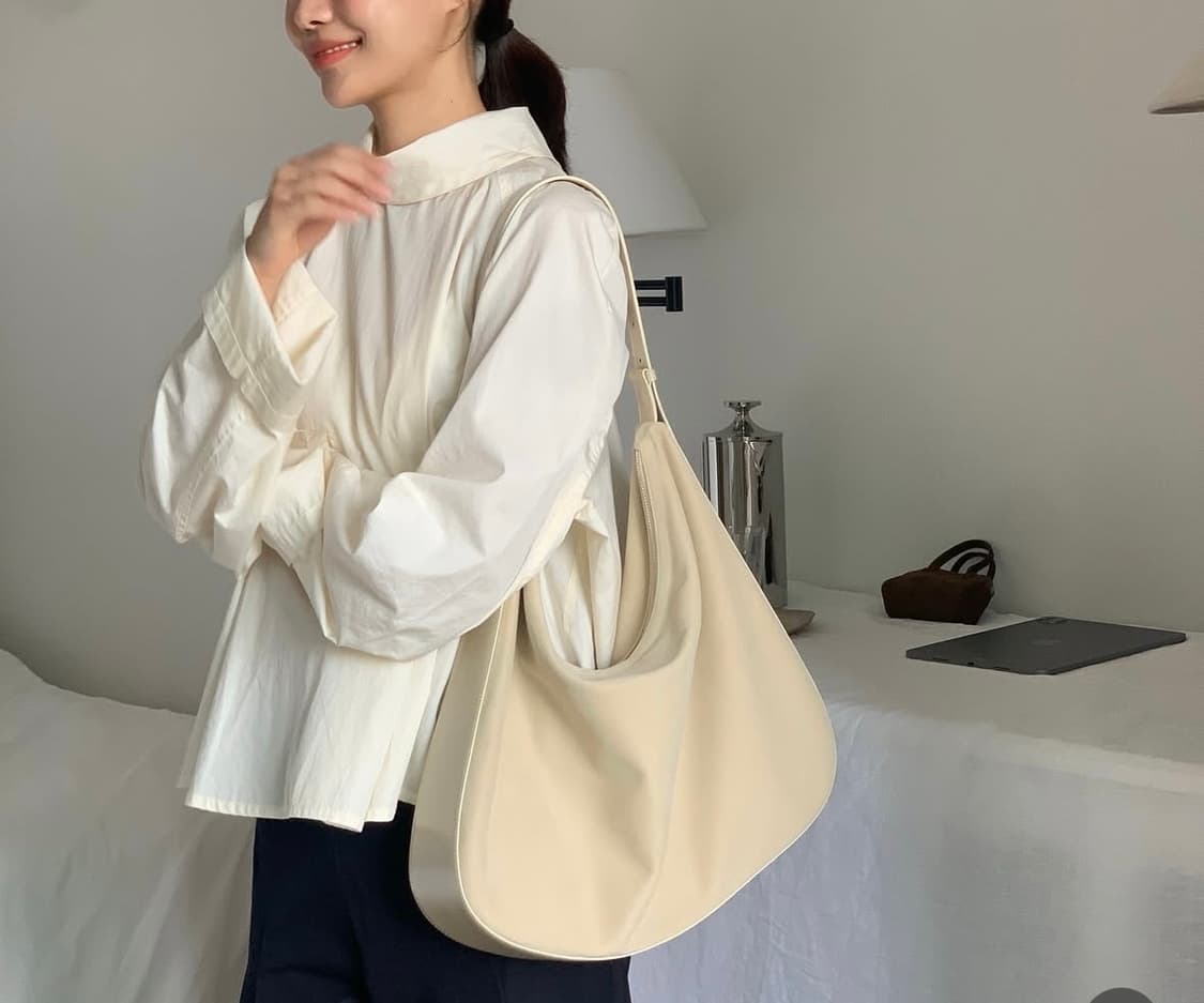 유에르 크림 스웨이드 호보백 상품이미지1