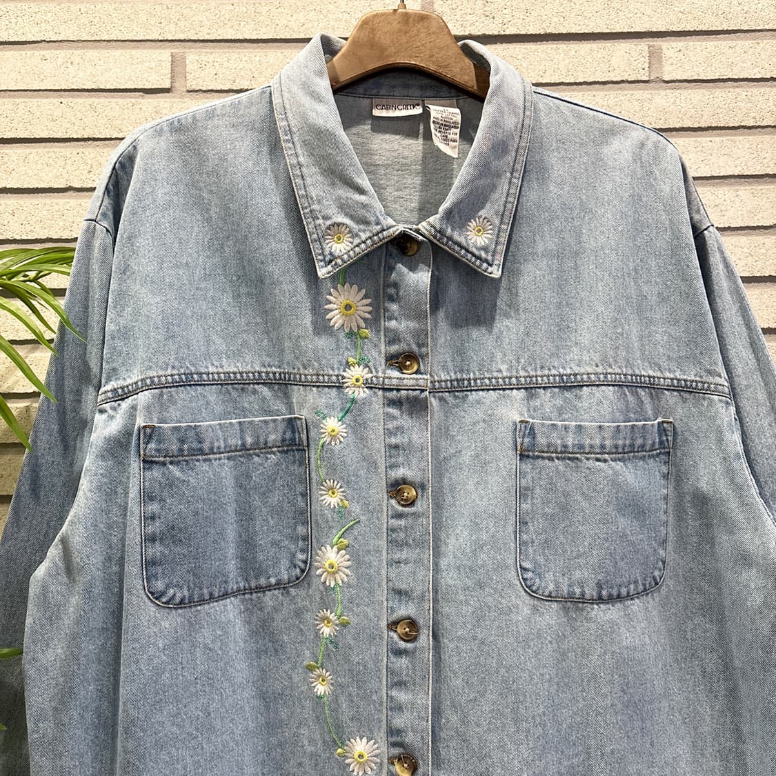 캐빈크릭 데이지 데님 워크자켓 4포켓 자수 디테일 연청 10% 할인 상품이미지4
