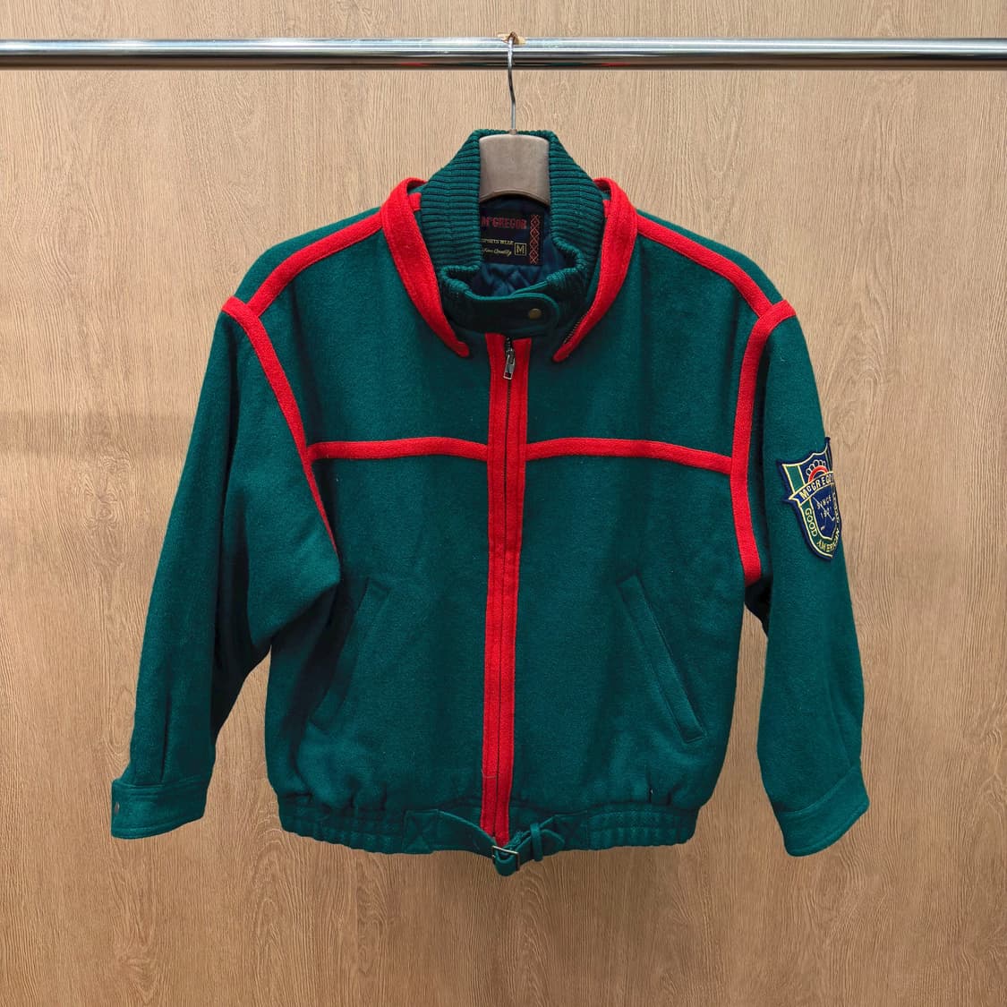 맥그리거 집업 자켓 레드 배색 파이핑 라인 로고 패치 디테일 그린 상품이미지2