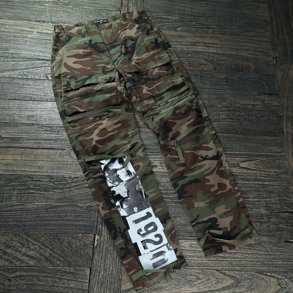 [아임낫어휴먼비잉] 펑크 패치 카모 패턴 카고 팬츠 M18333 상품이미지1