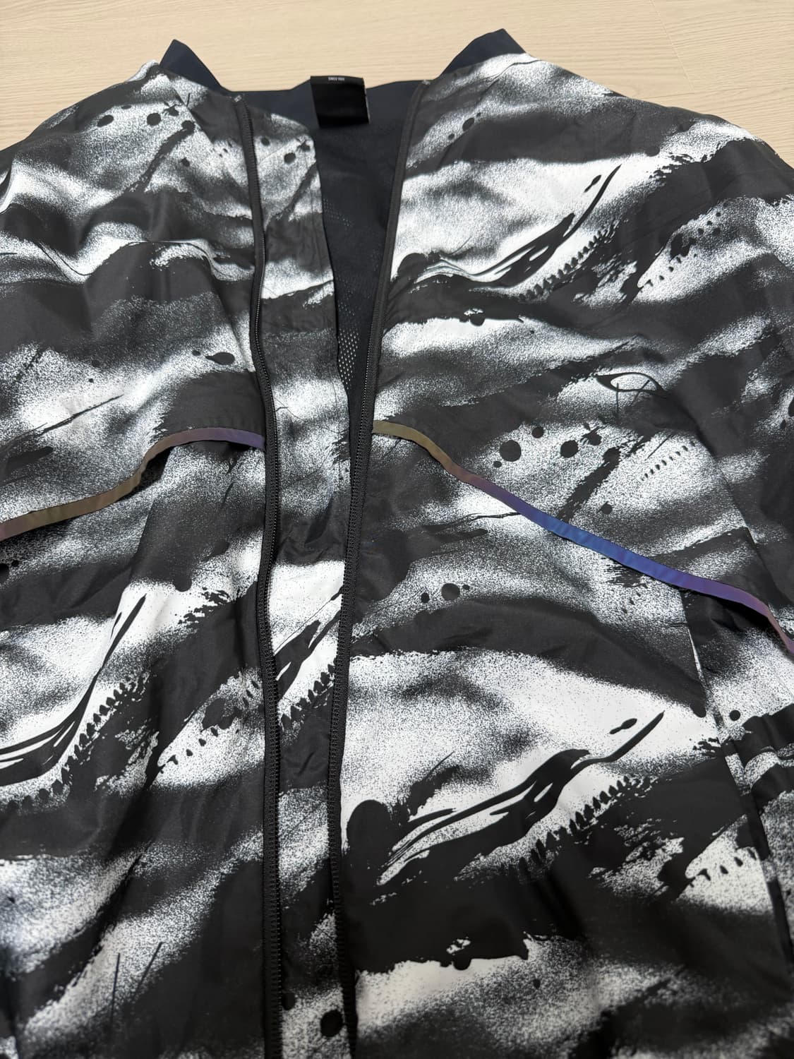 오클리 블랙 화이트 페인팅 바람막이 상품이미지2