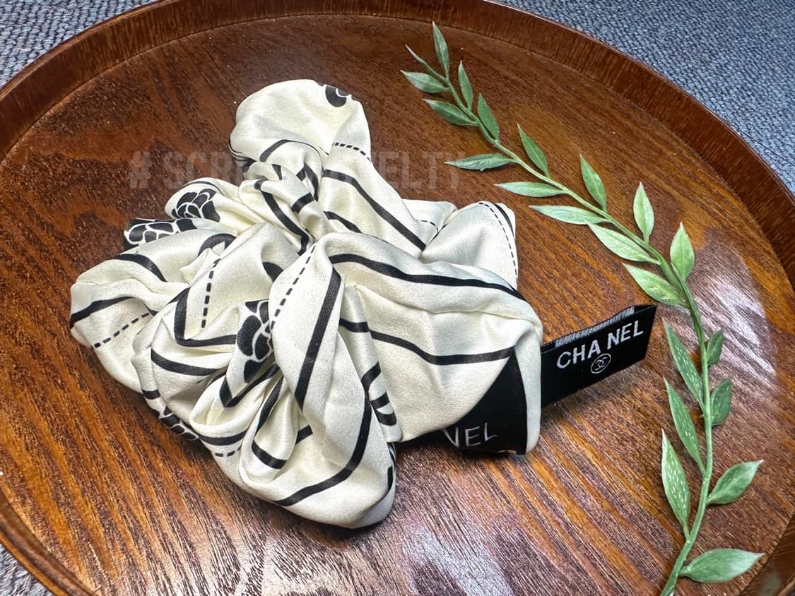 샤넬 까멜리아 헤어슈슈 화이트 상품이미지8