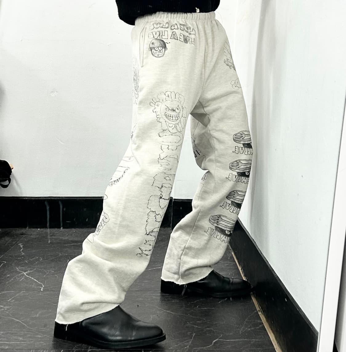 도넛리벤지 그래픽 스웻 팬츠 상품이미지1