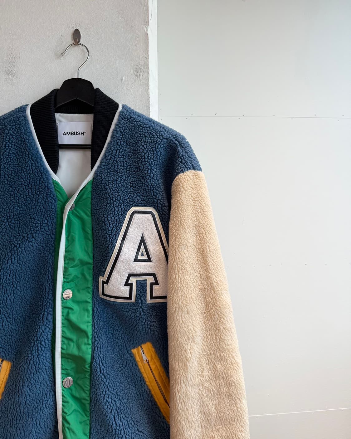 앰부쉬 블루 로고 패치 플리스 라이너 바시티 재킷 상품이미지5