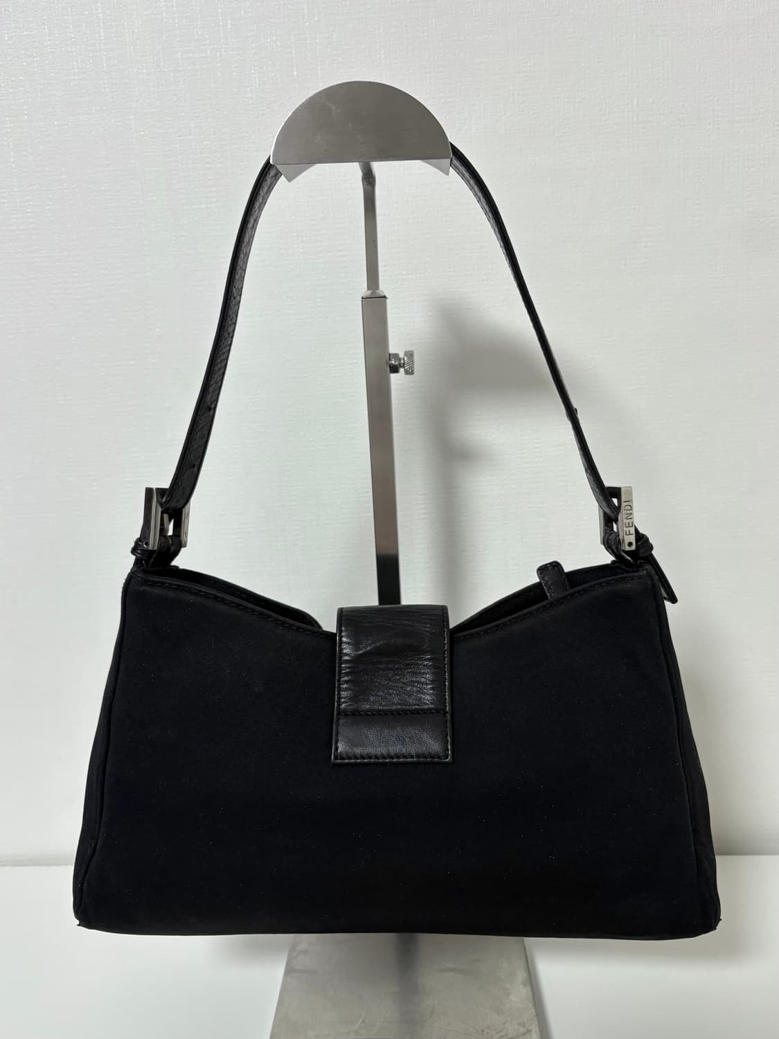 펜디 나일론 반달 바게트백 상품이미지9