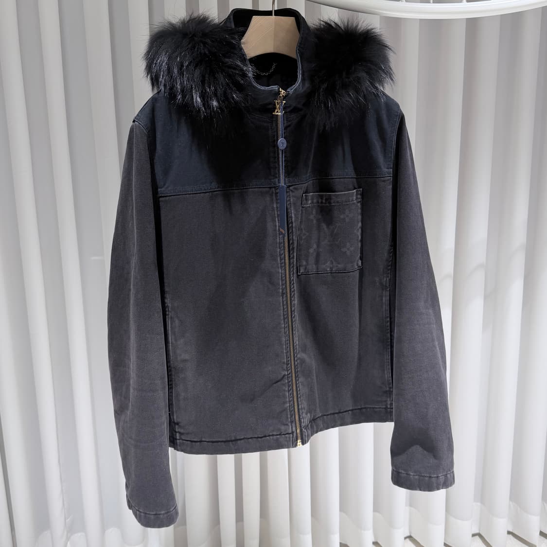 56 / 루이비통 모노그램 데님 퍼 후드 블랙 자켓 / 미사용 상품이미지3