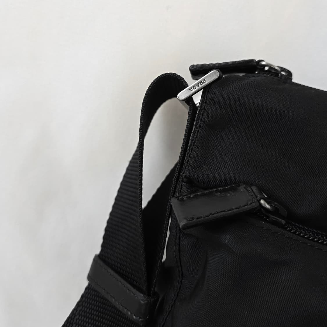 [정품 PRADA] 프라다 투지퍼 나일론 크로스백 숄더백 남녀공용 상품이미지7