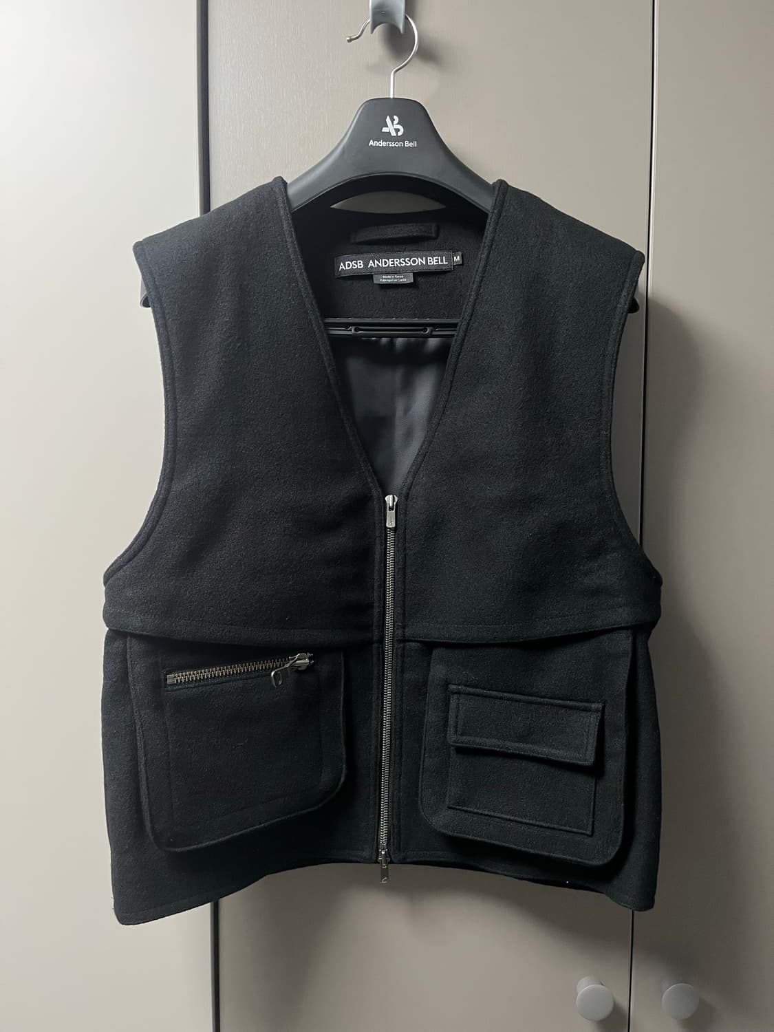 앤더슨벨 울 브이넥 집업 베스트, 블랙 M사이즈 상품이미지2
