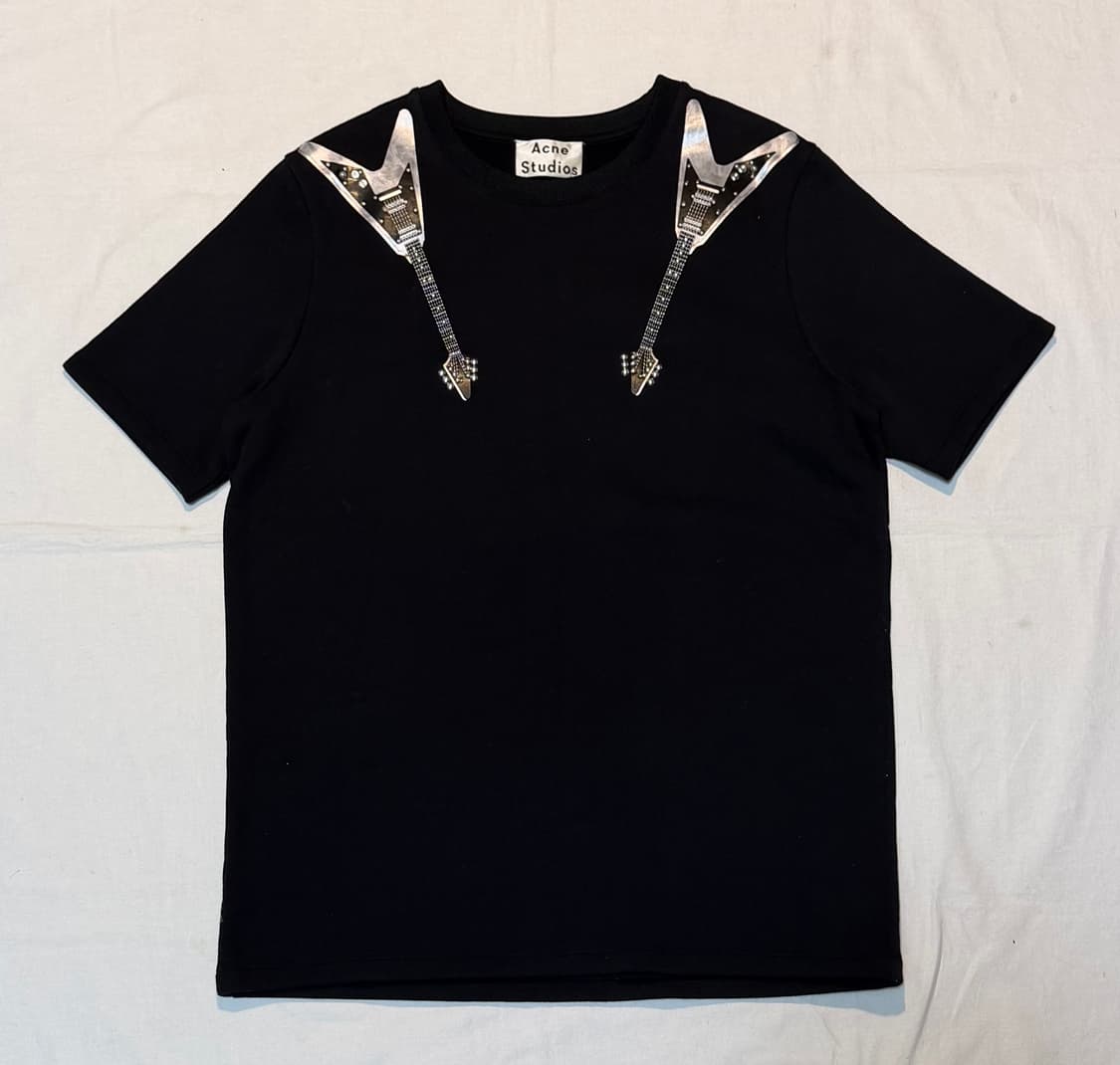 아크네 스튜디오 기타 프린팅 반팔 티셔츠 블랙 상품이미지1
