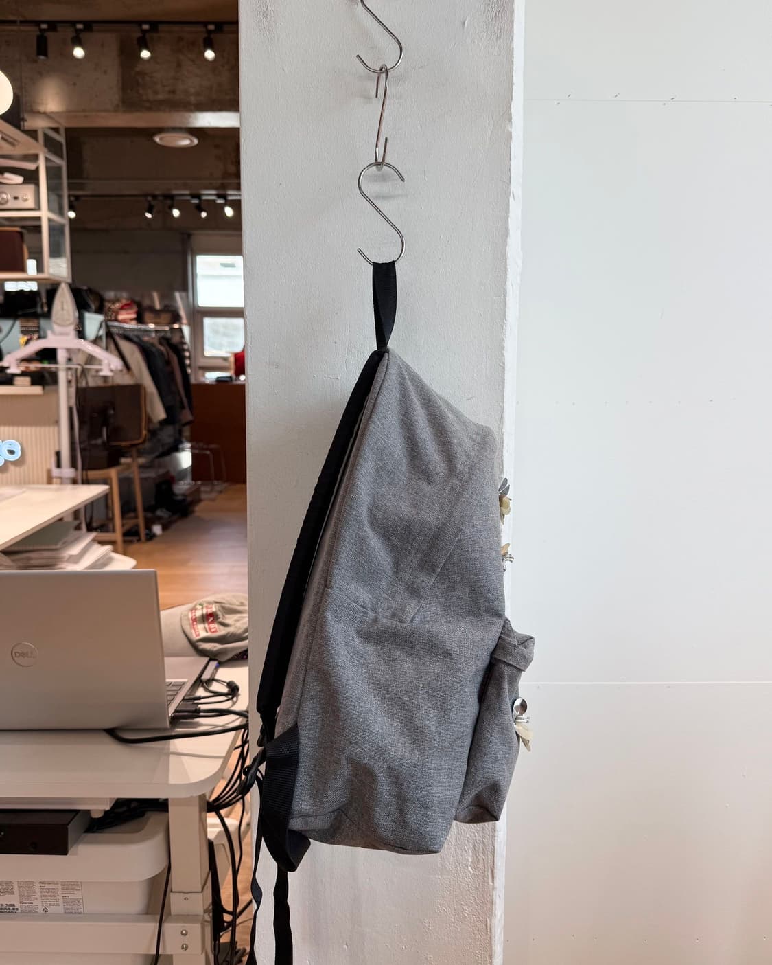 이스트팩 x 체스티 그레이 플라워패치 백팩  상품이미지5