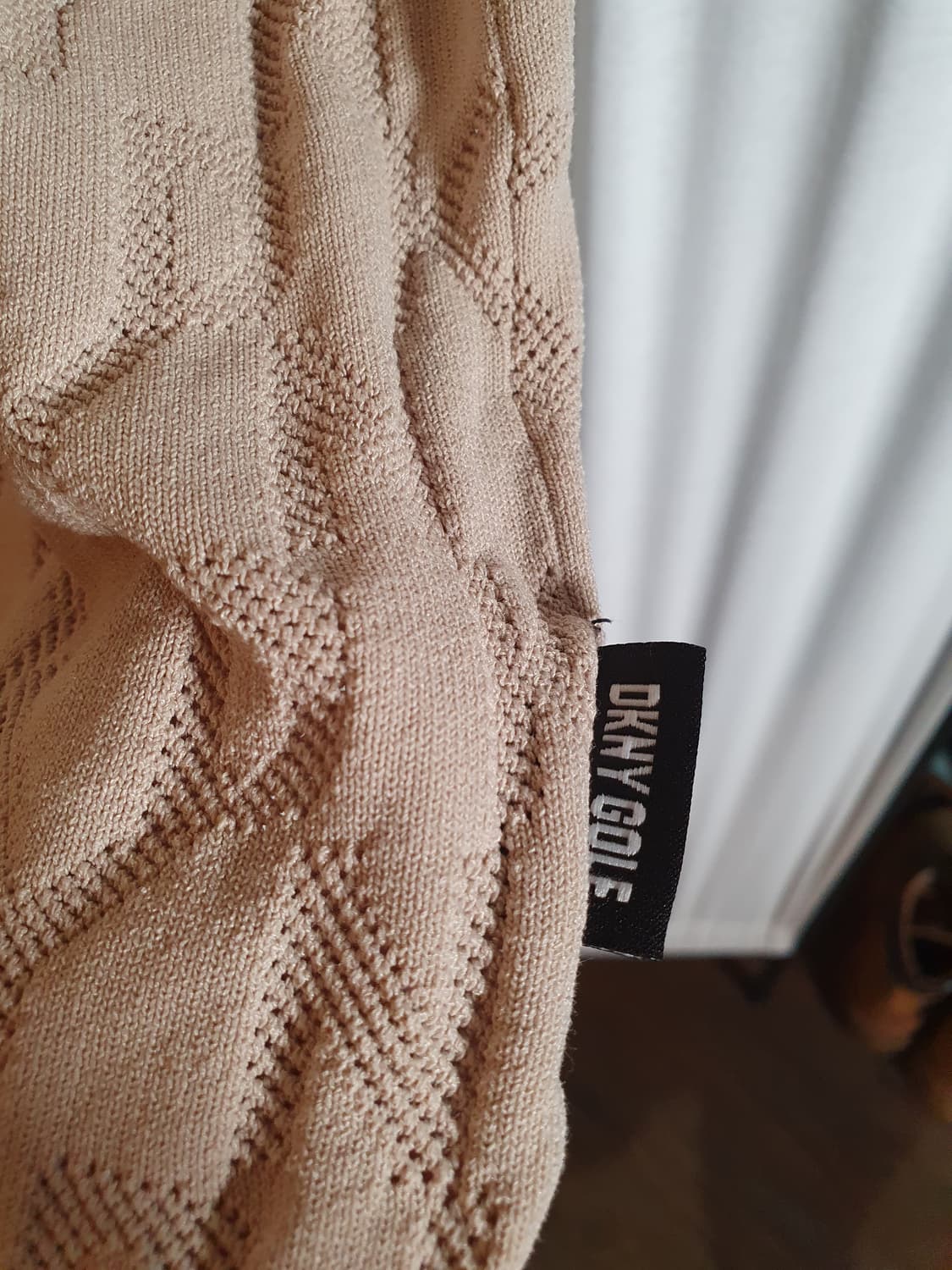 DKNY 로고 패턴 반팔 니트 Beige. 2508556 상품이미지4