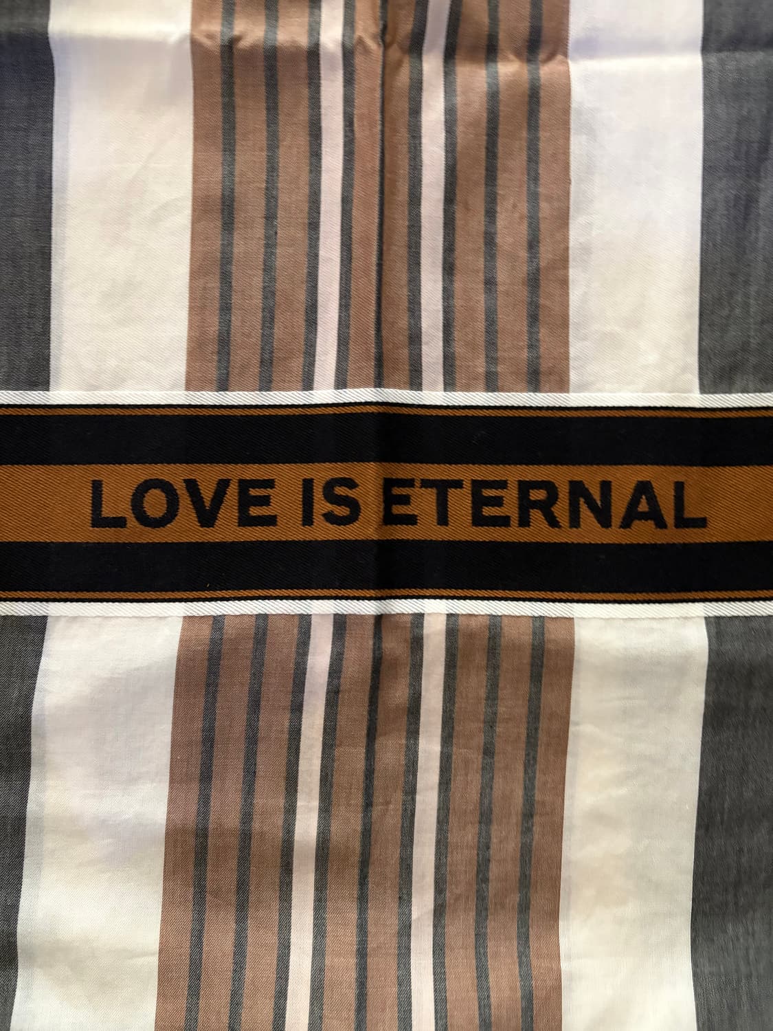 Burberry Scarf  'Love is eternal' 상품이미지4