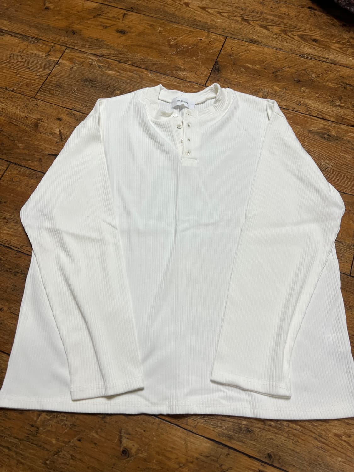 오엑스 스튜디오 모먼트 헨리넥 롱슬리브 화이트 색상 48사이즈입니다 얇은 상품이미지1