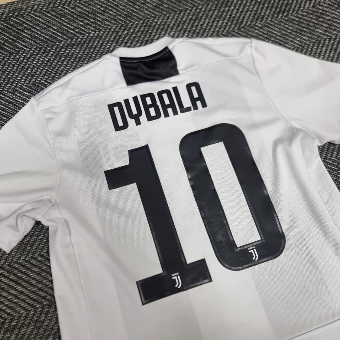 18-19시즌 유벤투스 홈 유니폼 #10 디발라 상품이미지3
