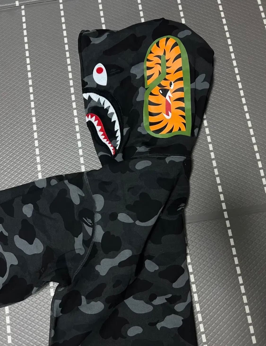 베이프 흑계 샤크 후드집업 판매 상품이미지3