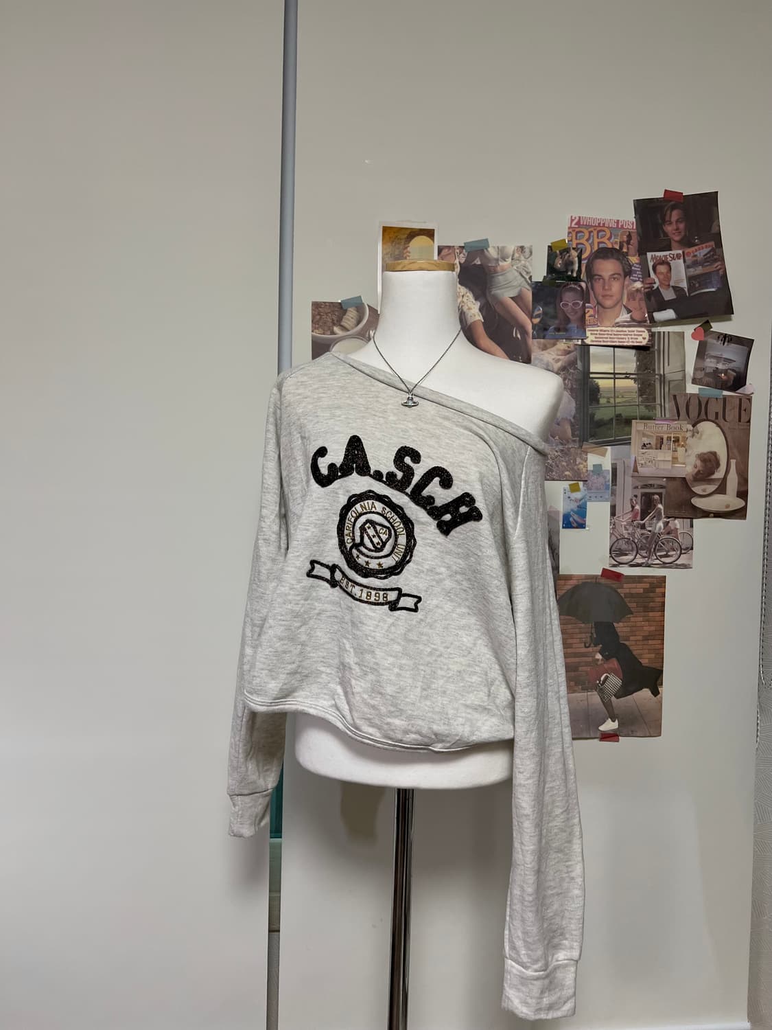 모리걸 오프숄더 패치 오트밀 맨투맨 상품이미지1