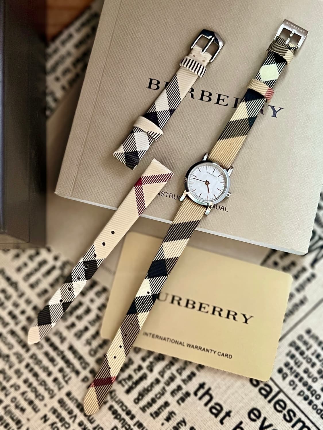 버버리 실버 라운드 여성 시계  상품이미지8