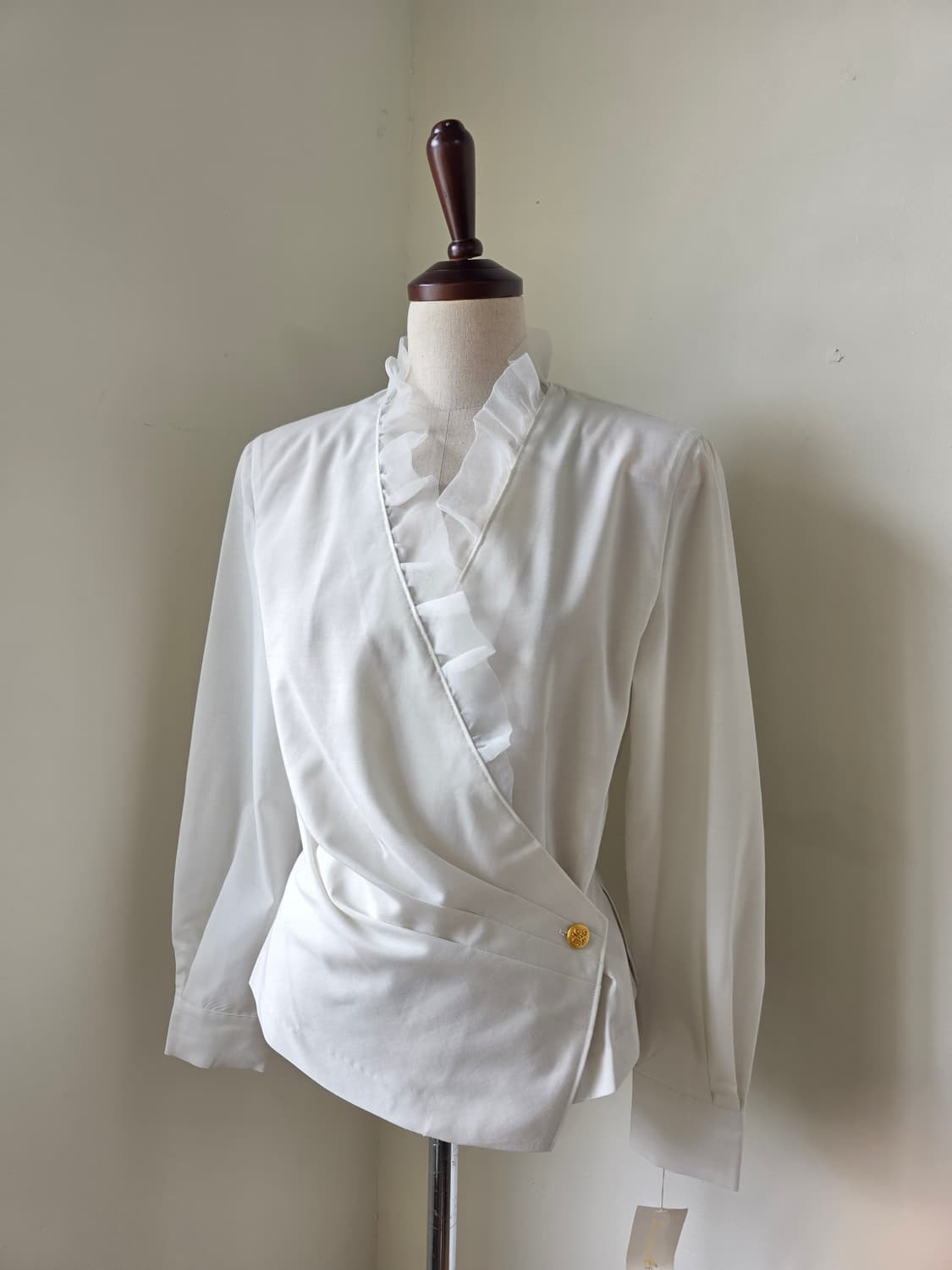 미착용 새상품 화이트 오간자 러플 랩 스타일 블라우스 상품이미지2