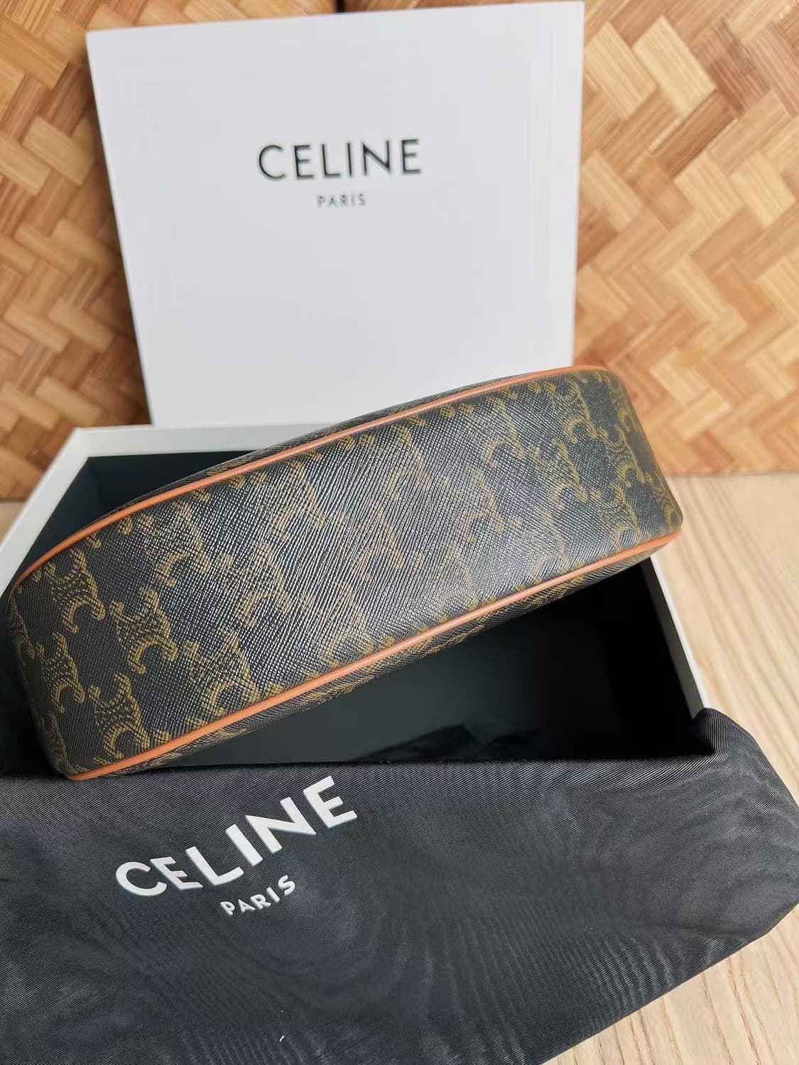 셀린느 트리옹프 캔버스 & 카프스킨 아바백 탄 193952BZJ 상품이미지2