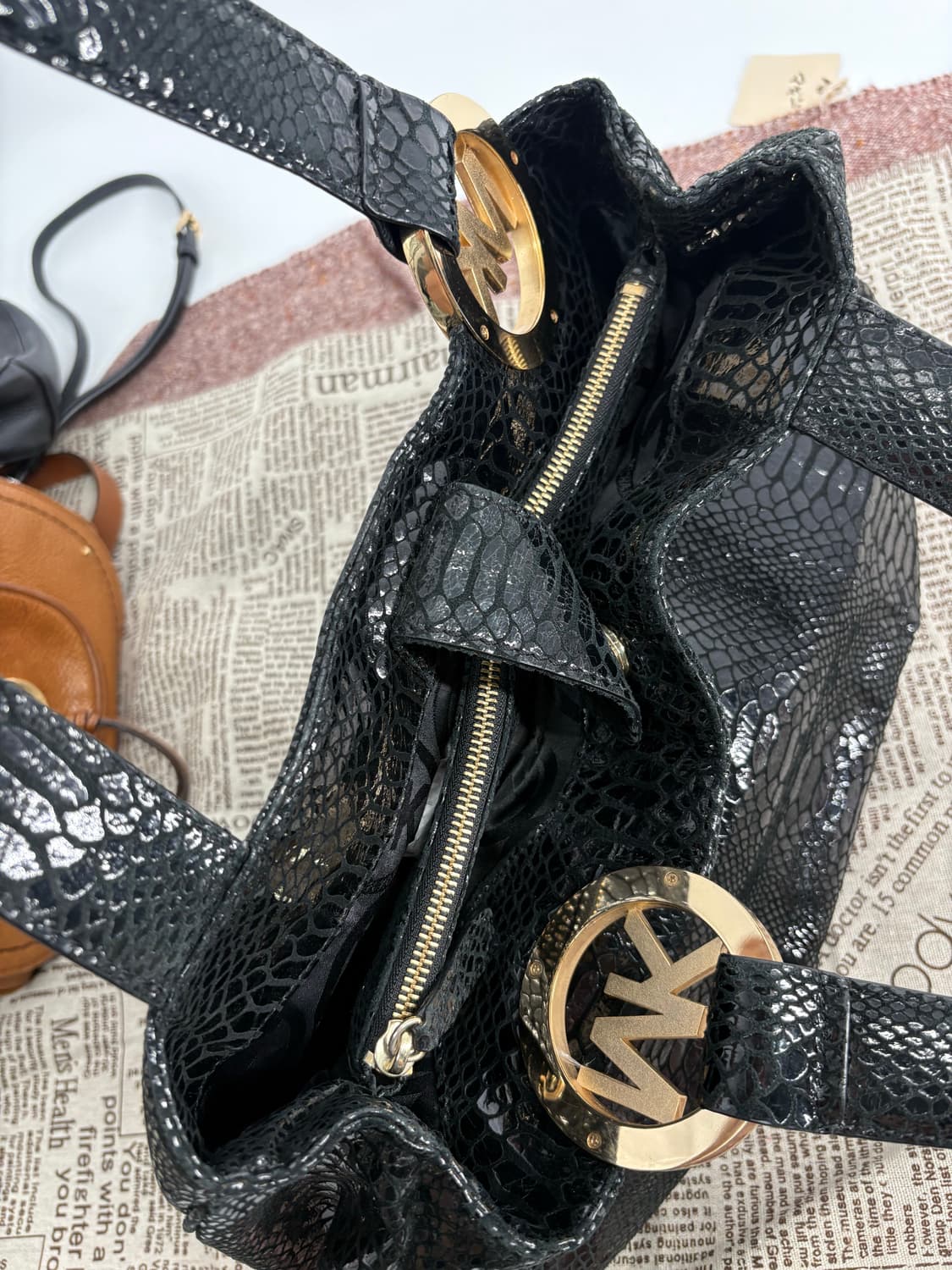 🐍 마이클코어스 파이톤 패턴 빅로고 숄더백 (블랙) 상품이미지3