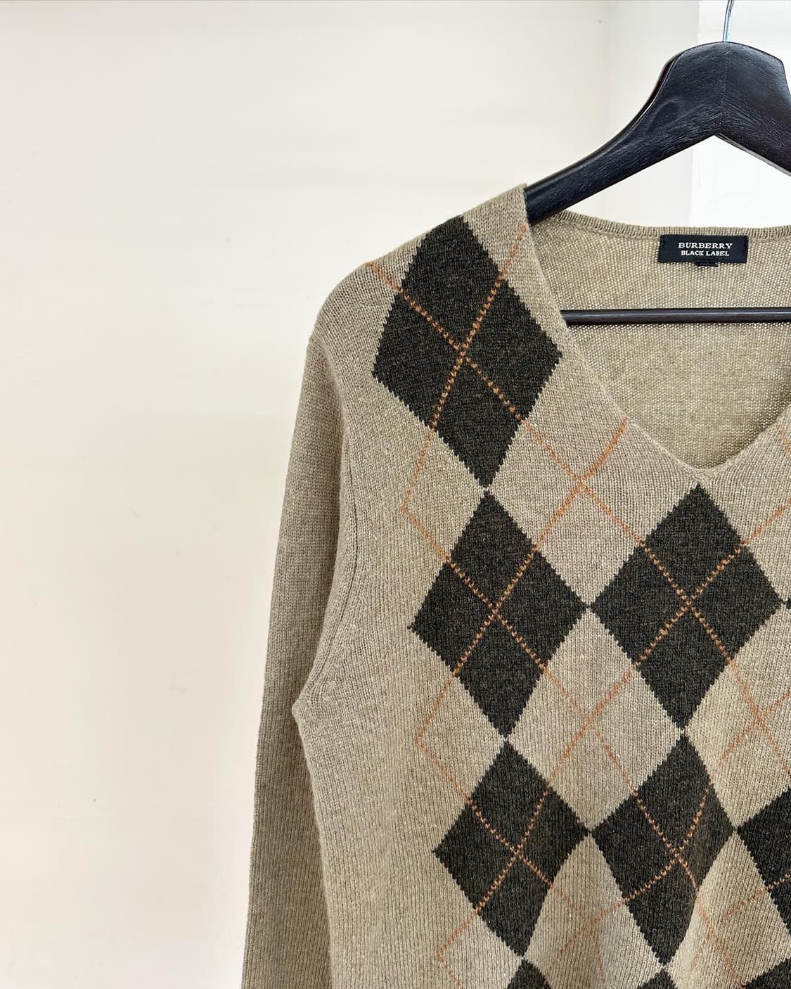 버버리 블랙라벨 카키 아가일패턴 브이넥 니트  상품이미지3
