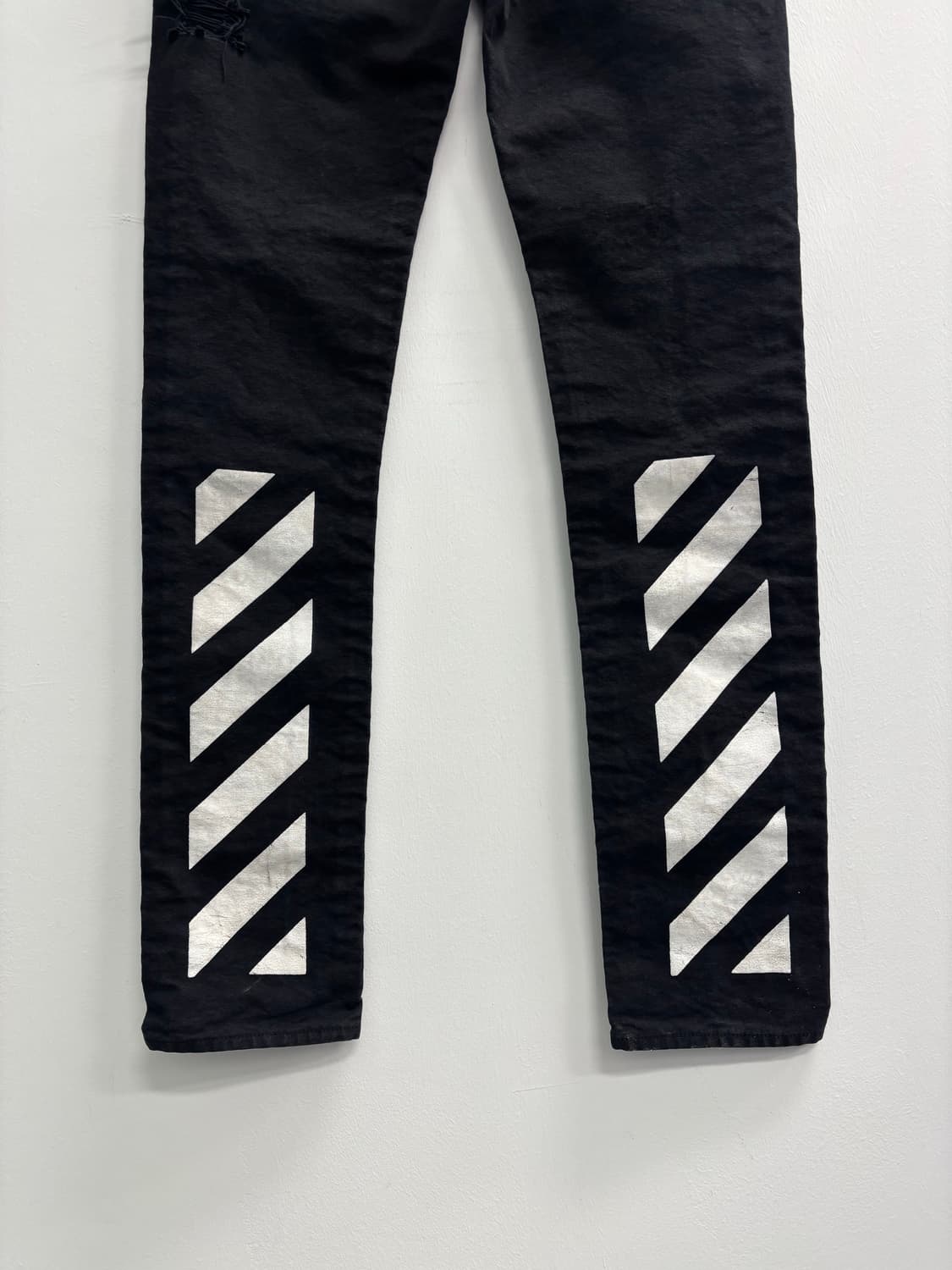 오프화이트(Off-White) 사선 프린팅 디스트로이드 슬림 진 상품이미지4