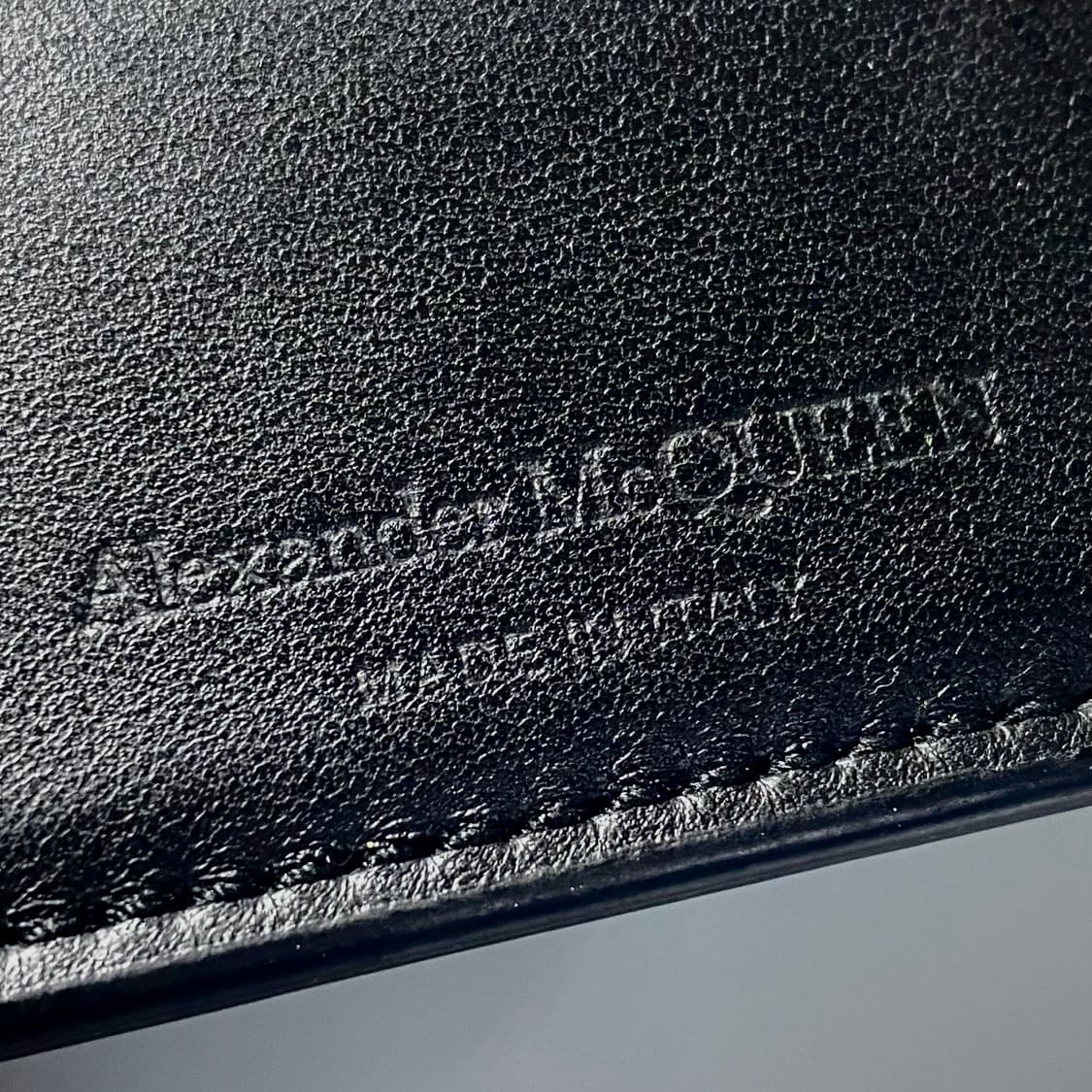 [정품] 알렉산더맥퀸 시그니처로고 그래피티 반지갑 상품이미지9