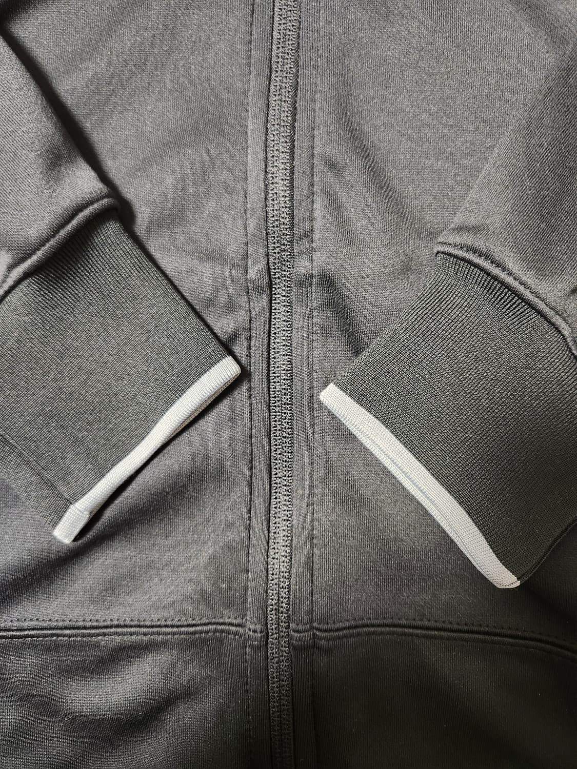 나이키 집업 저지 트랙탑 사이즈105(xl)

지퍼고무 파손(사진참조)
 상품이미지8